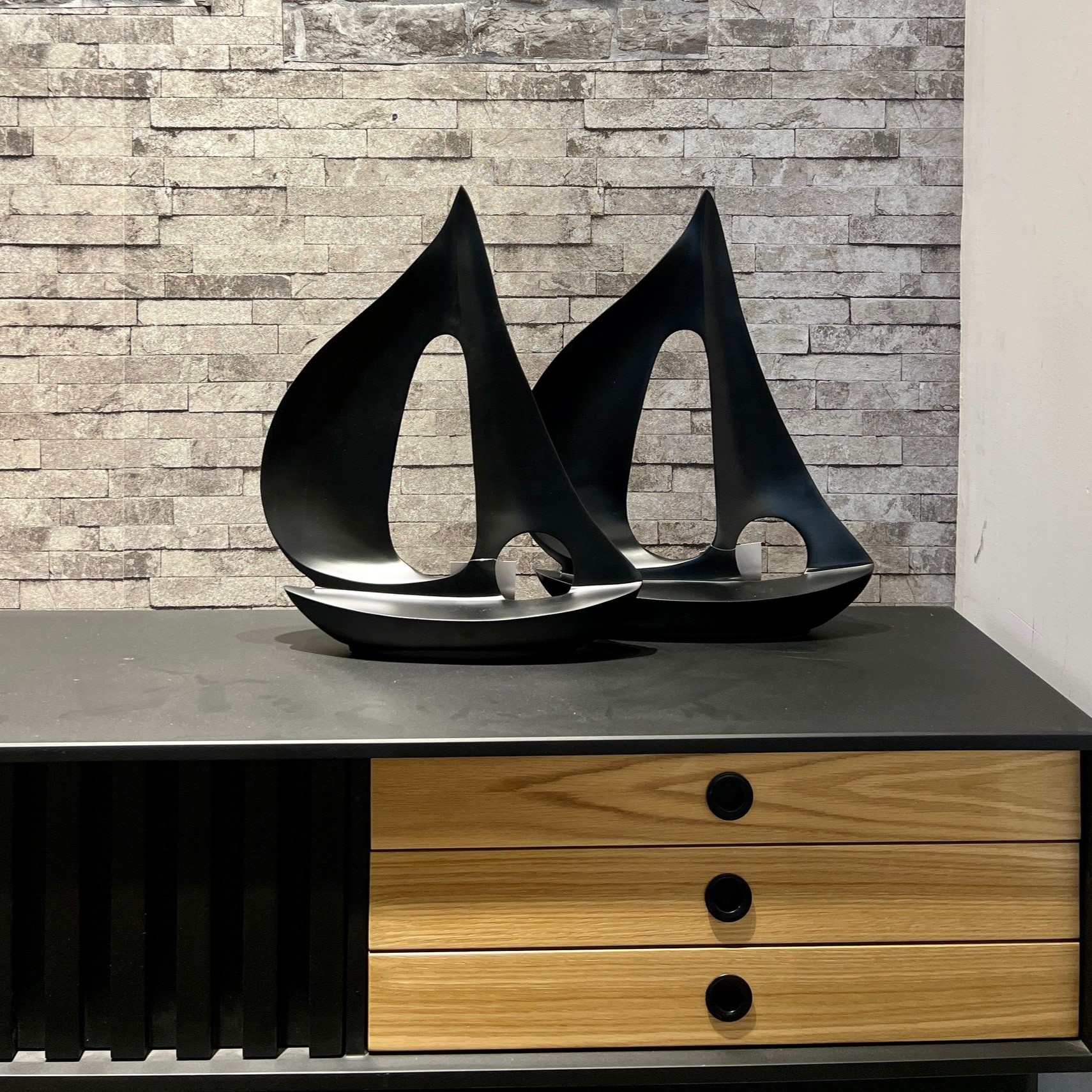 סירה שחורה מתכת ענק סירה שחורה מתכת ענק