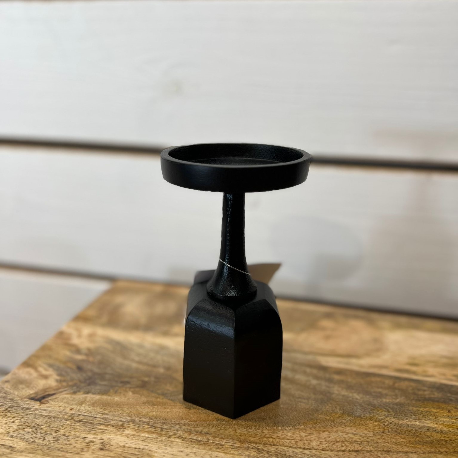 פמוט ברזל שחור פיה רחבה נמוך פמוט ברזל שחור פיה רחבה נמוך