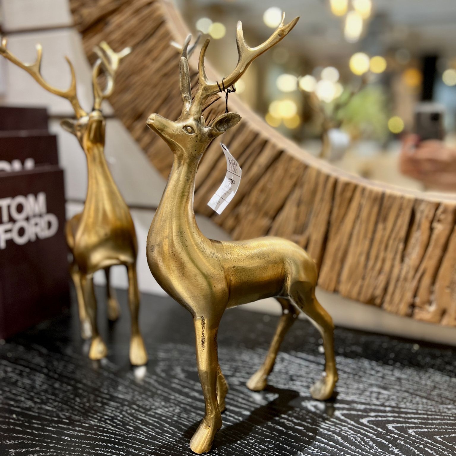 פסל אייל שחור מתכת זהב