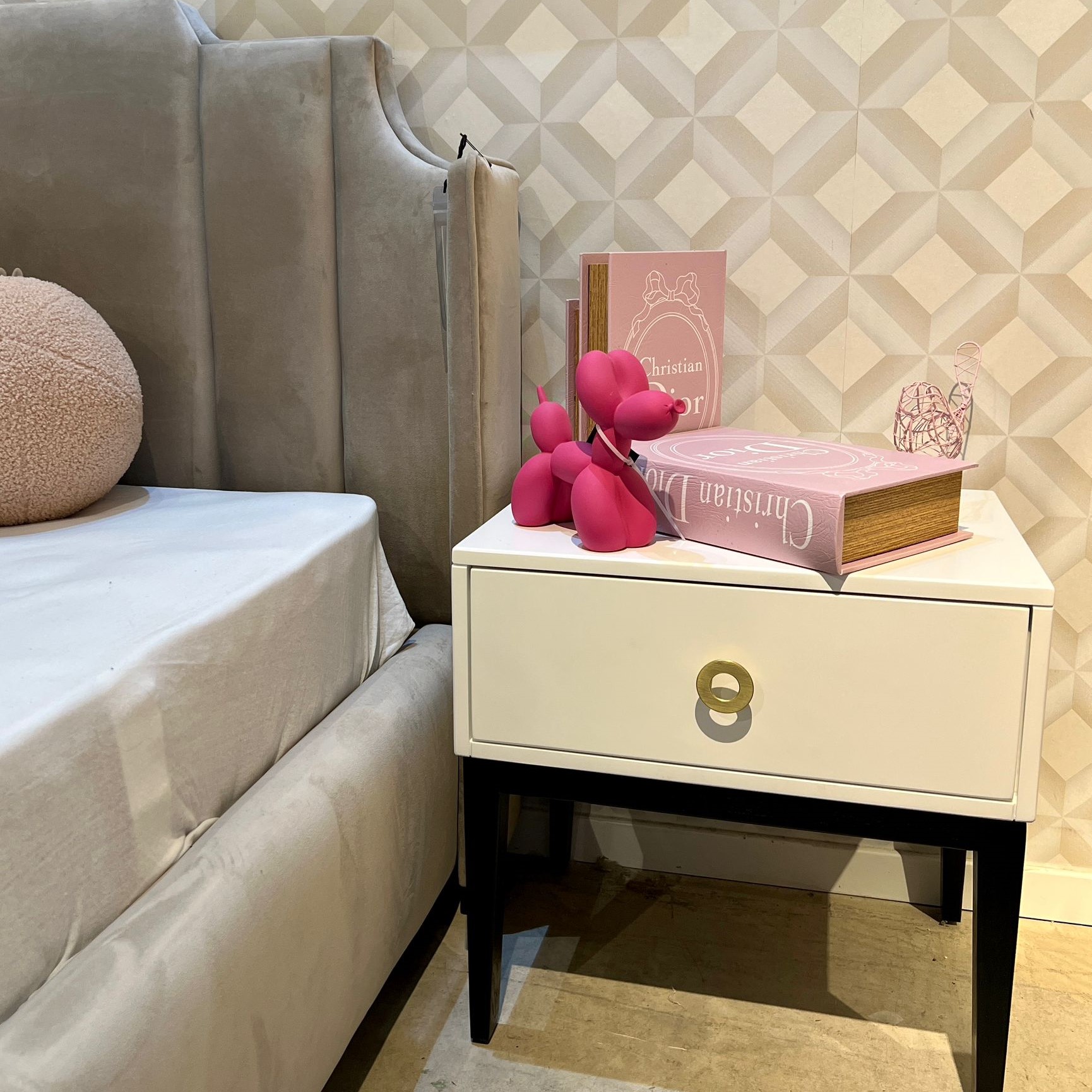 פסל כלב בלון ורוד פסל כלב בלון ורוד