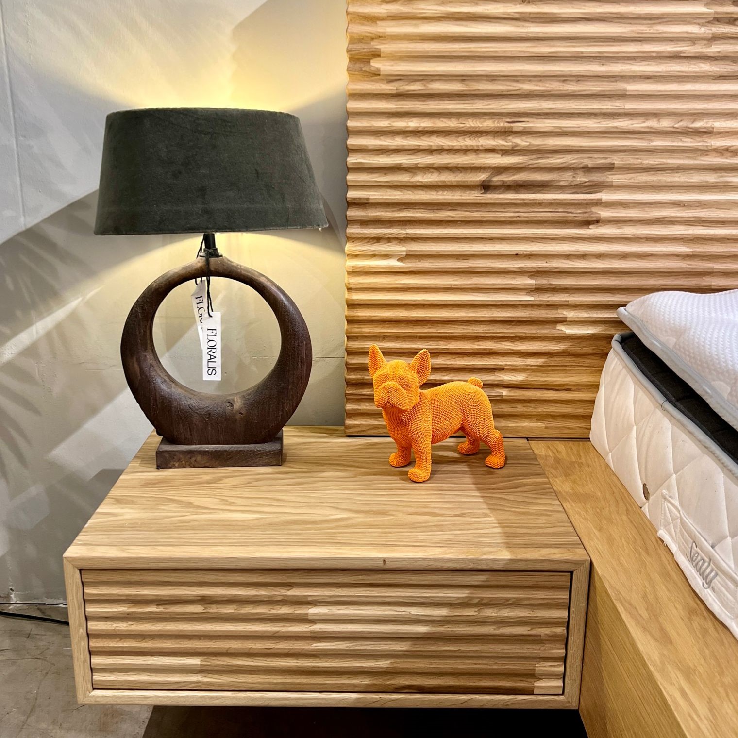 פסל כלב בולדוג כתום פסל כלב בולדוג כתום