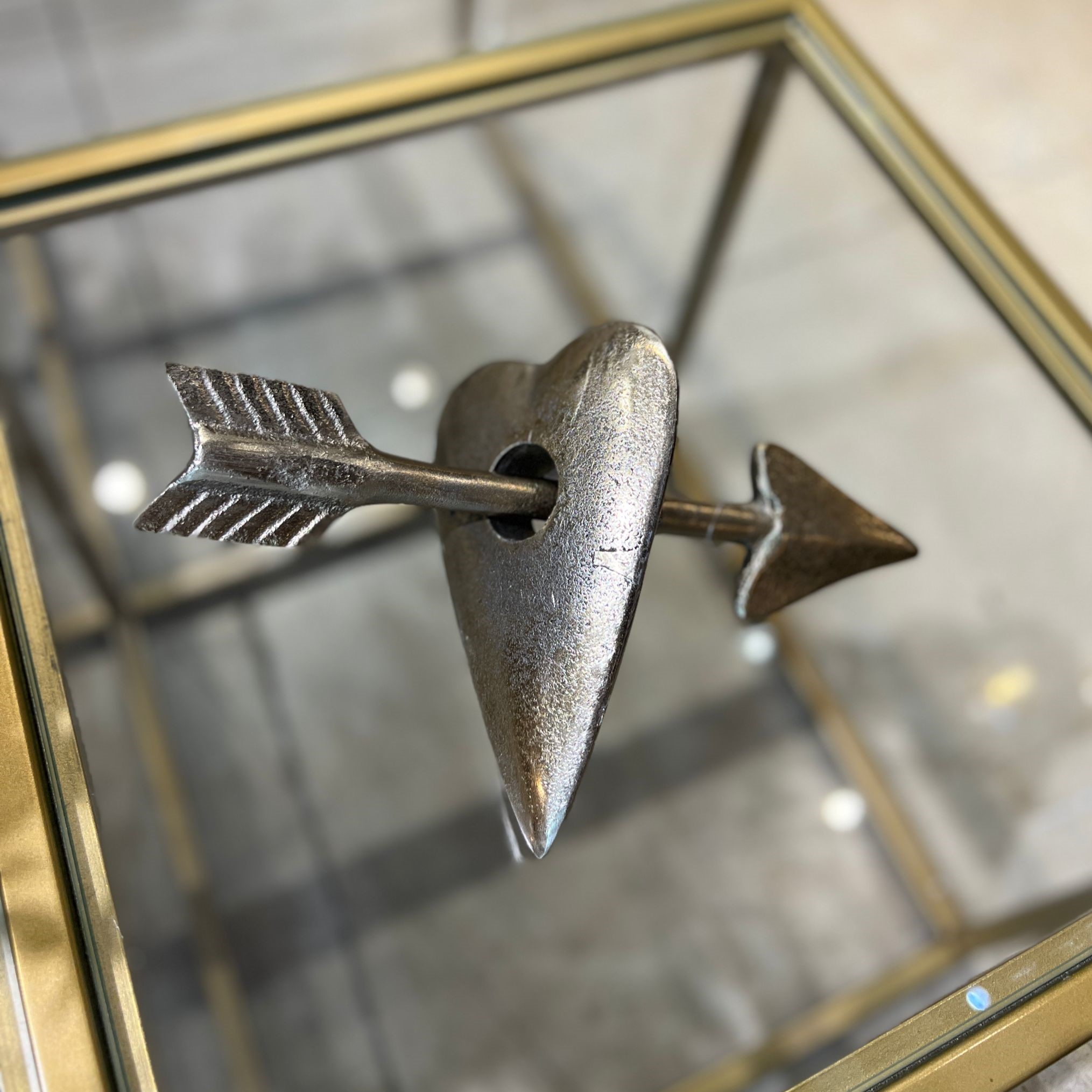 פסל לב חץ זהב פסל לב חץ זהב