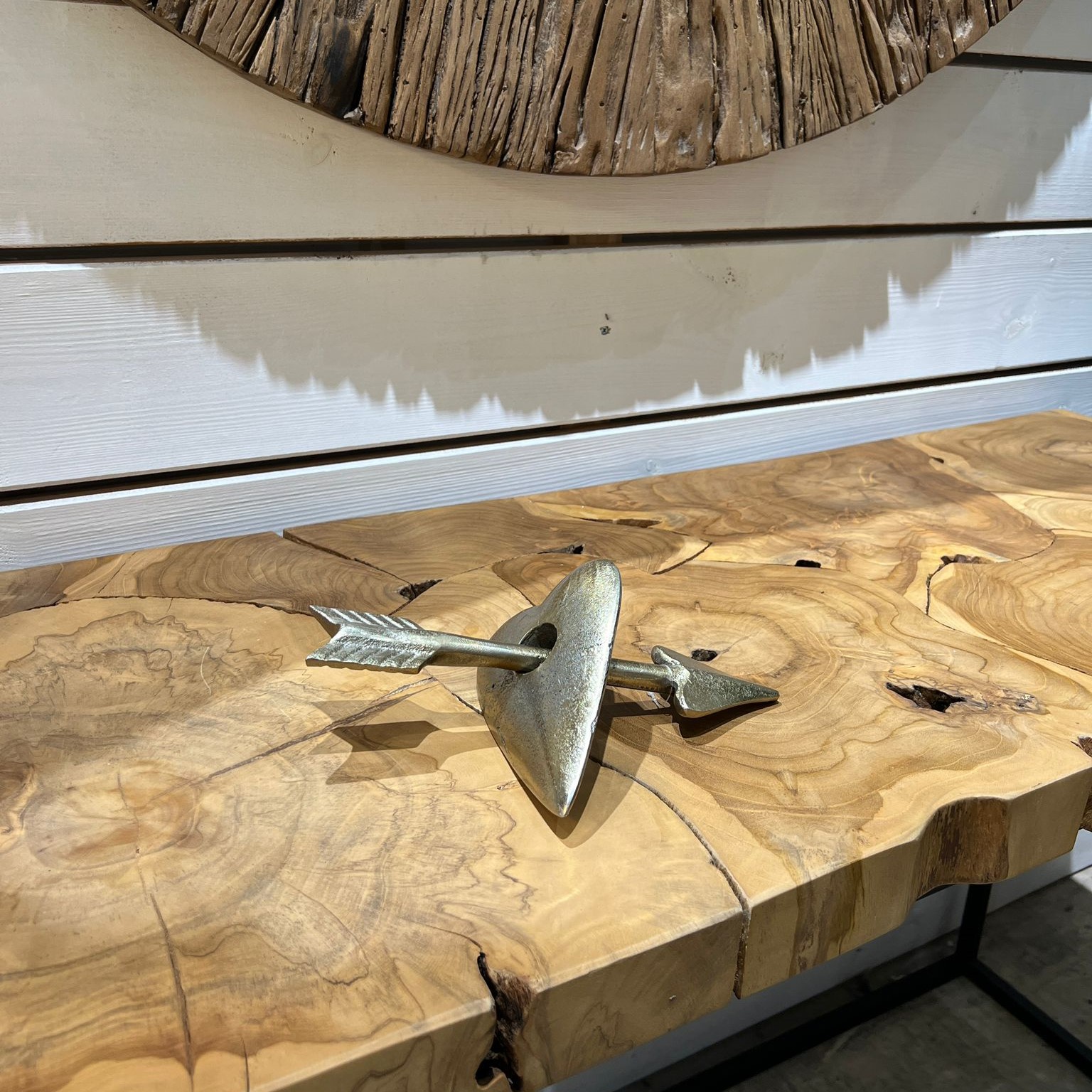 פסל לב חץ זהב פסל לב חץ זהב