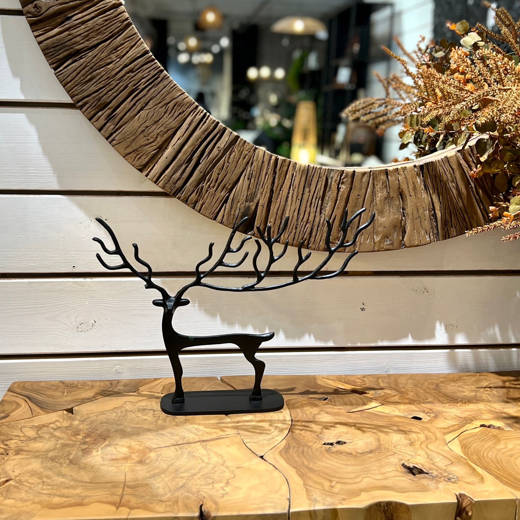 פסל מתכת אייל שחור קרניים שטוחות בינוני פסל מתכת אייל שחור קרניים שטוחות בינוני