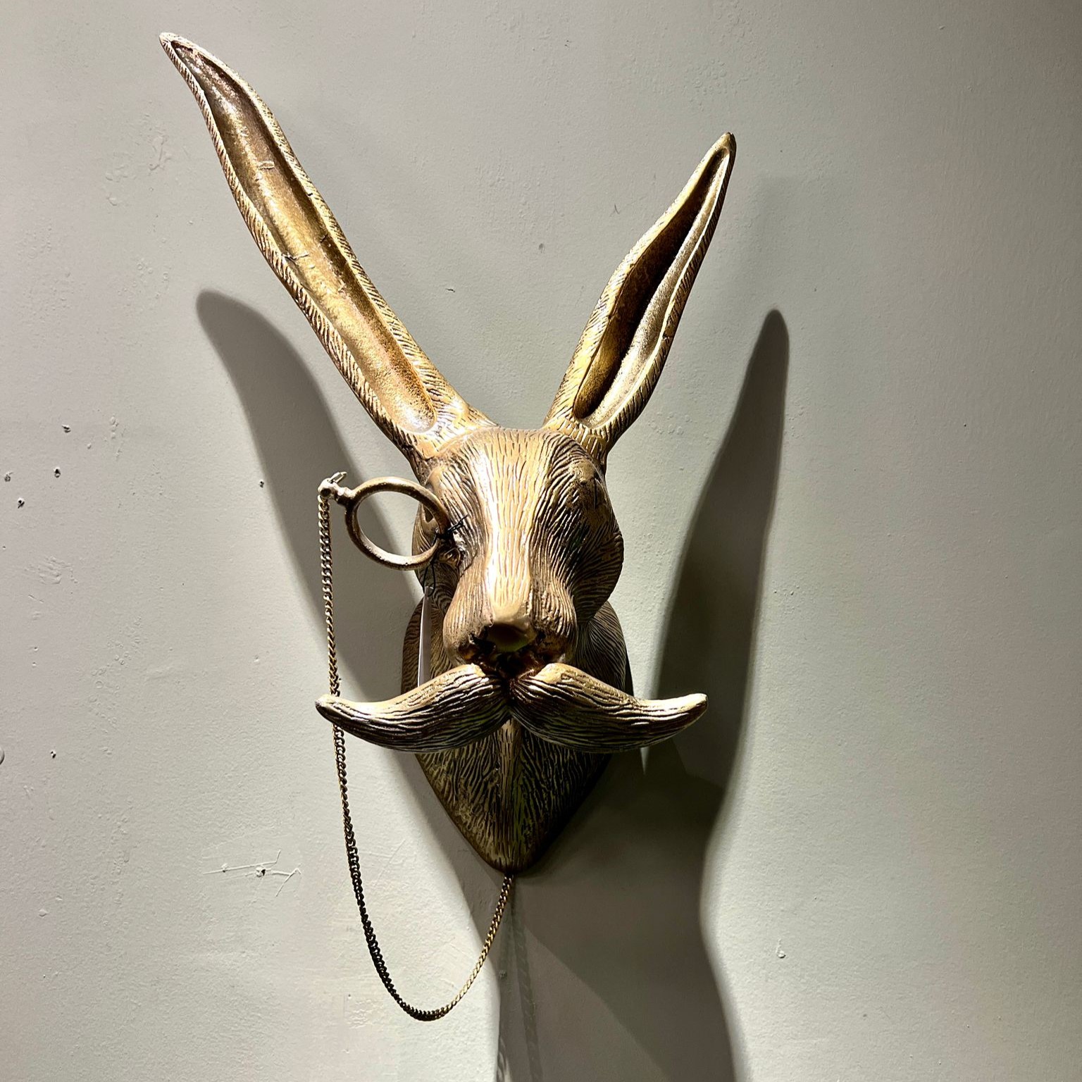 פסל ראש ארנב תליה קיר זהב ענק פסל ראש ארנב תליה קיר זהב ענק