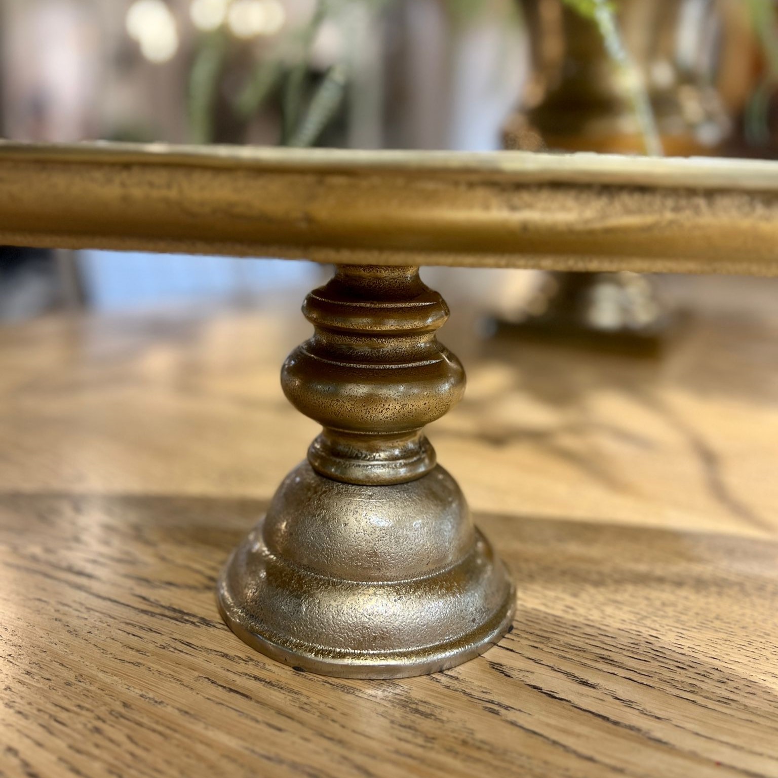 קערה אובאלית על רגל זהב קערה אובאלית על רגל זהב