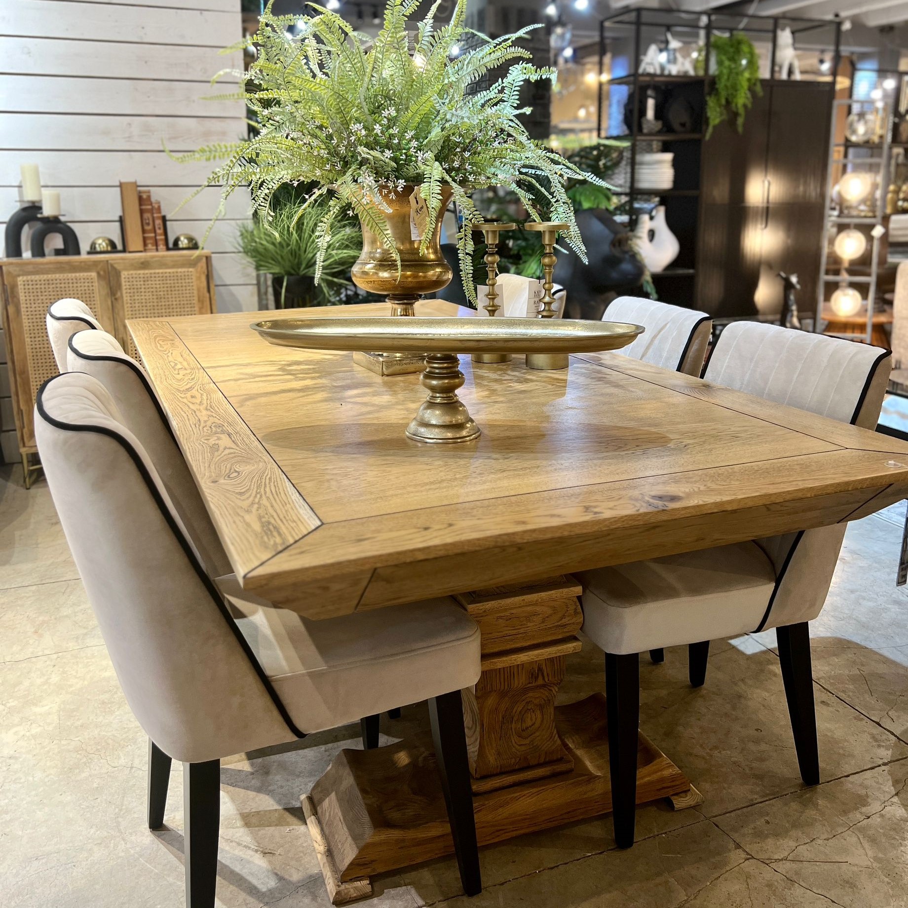 קערה אובאלית על רגל זהב קערה אובאלית על רגל זהב