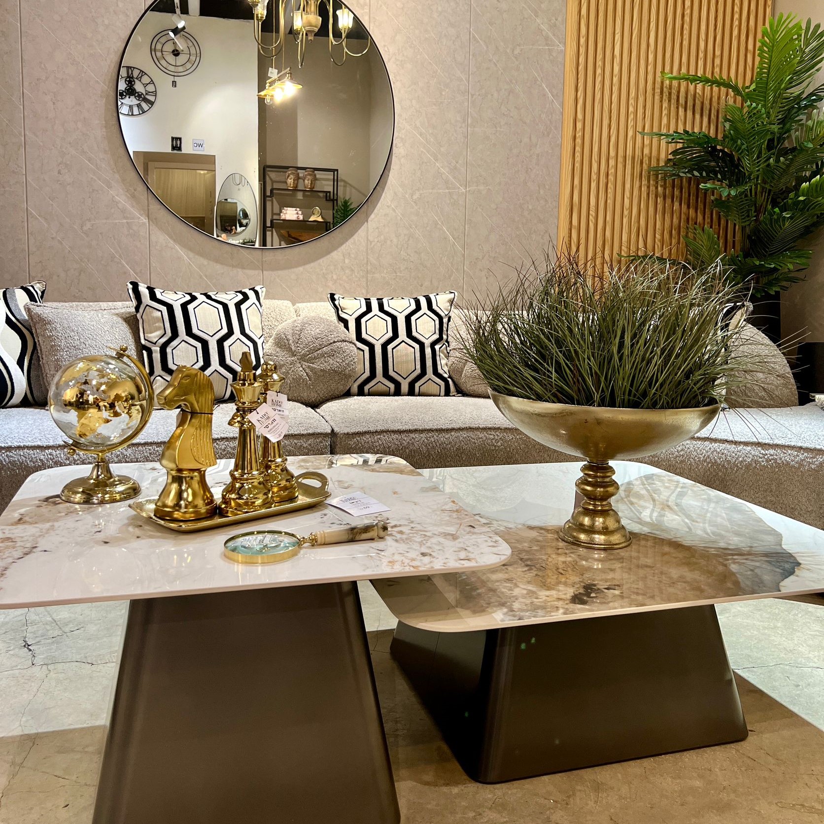 קערה עגולה על רגל זהב קערה עגולה על רגל זהב