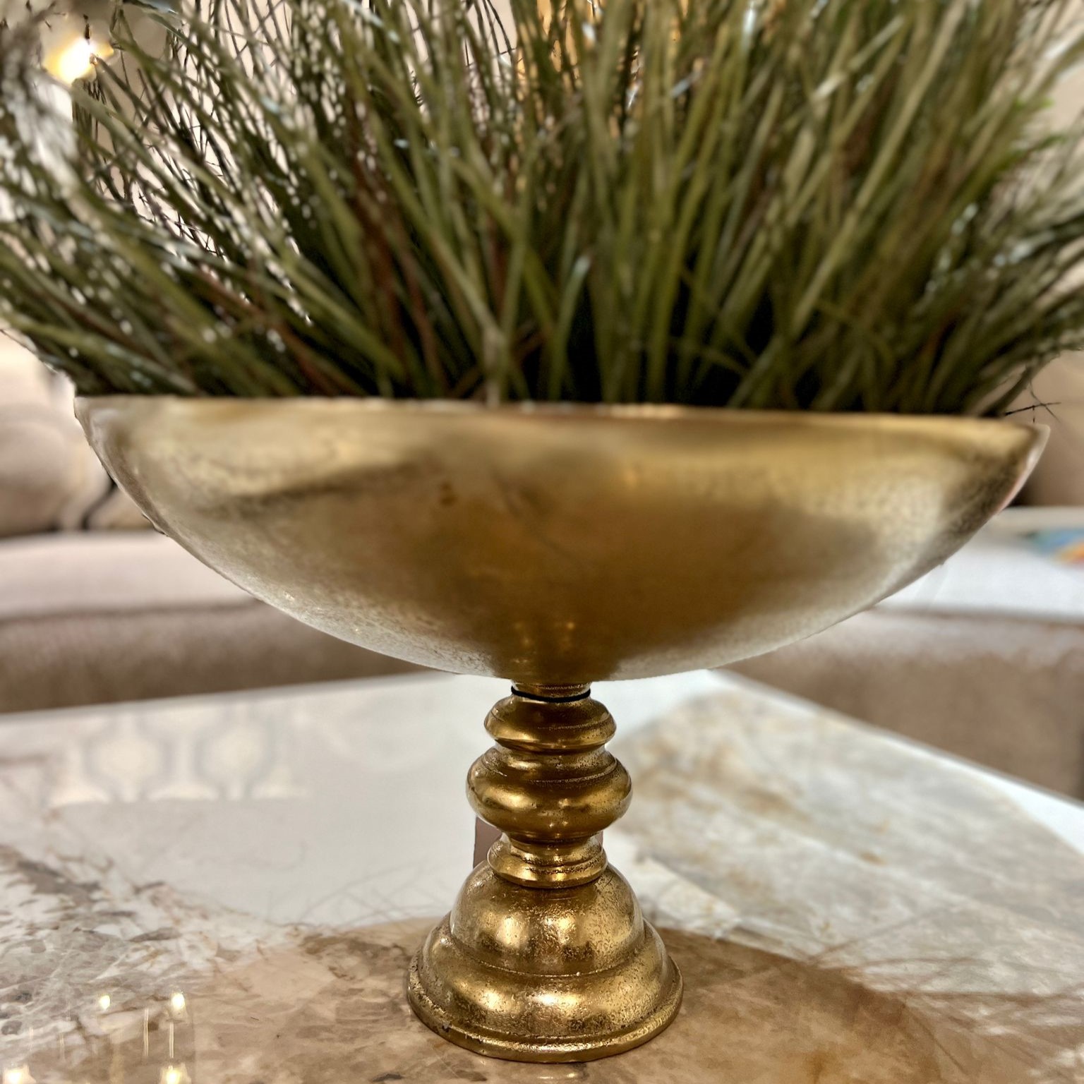 קערה עגולה על רגל זהב קערה עגולה על רגל זהב