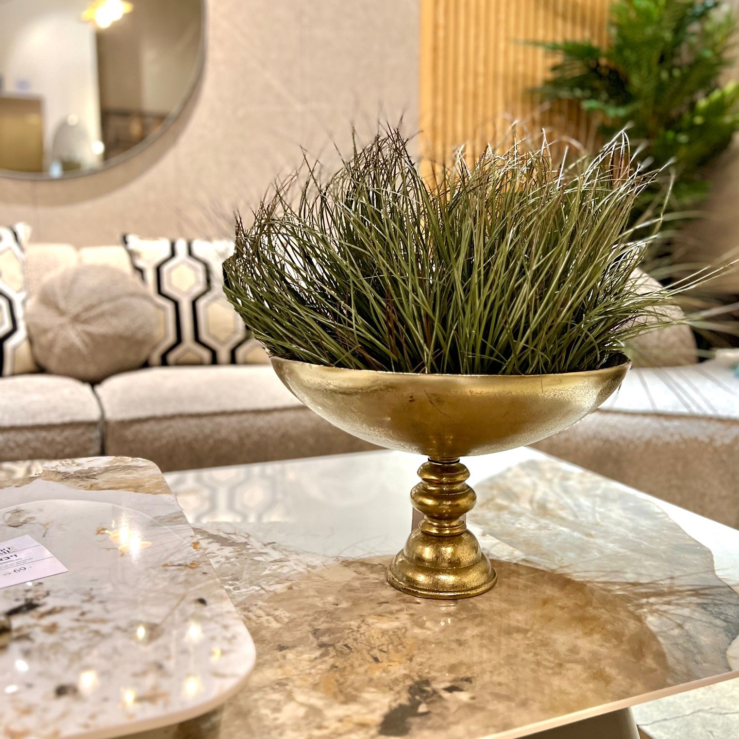 קערה עגולה על רגל זהב קערה עגולה על רגל זהב