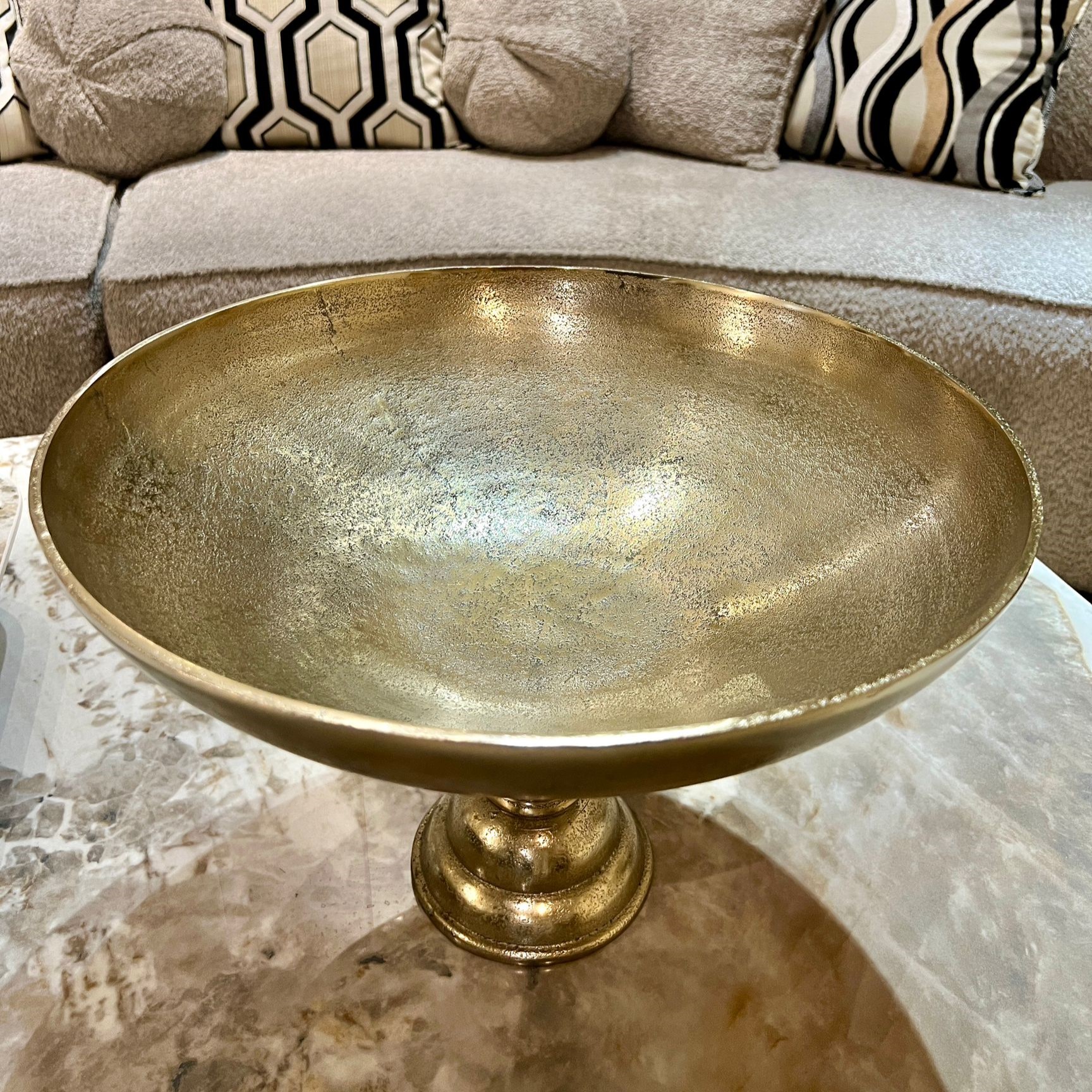 קערה עגולה על רגל זהב קערה עגולה על רגל זהב