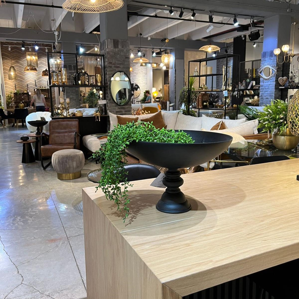 קערה עגולה על רגל שחור קערה עגולה על רגל שחור