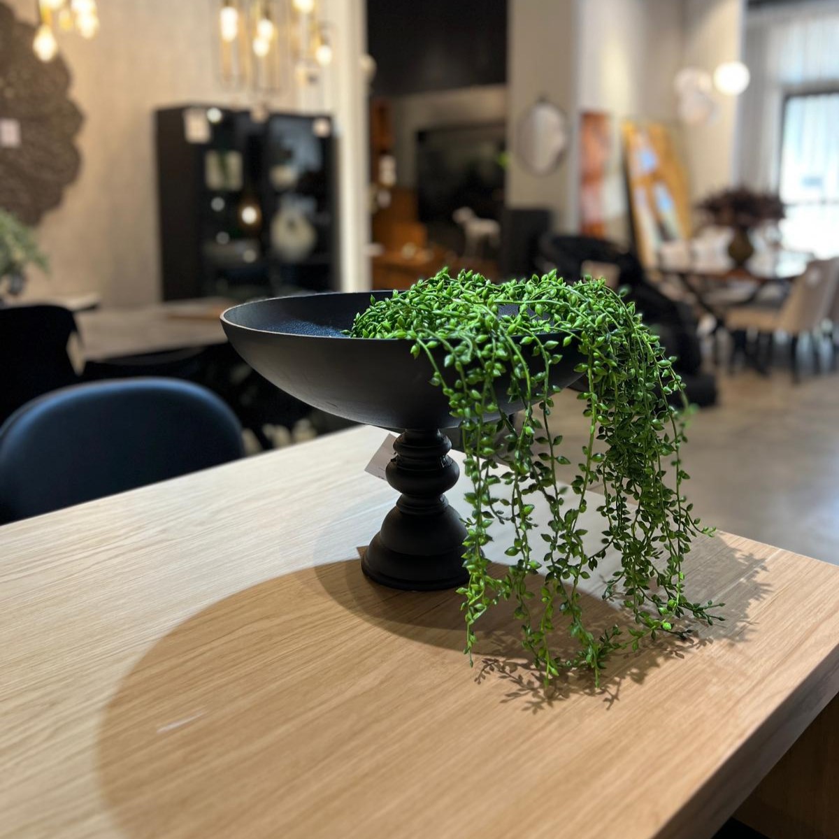 קערה עגולה על רגל שחור קערה עגולה על רגל שחור