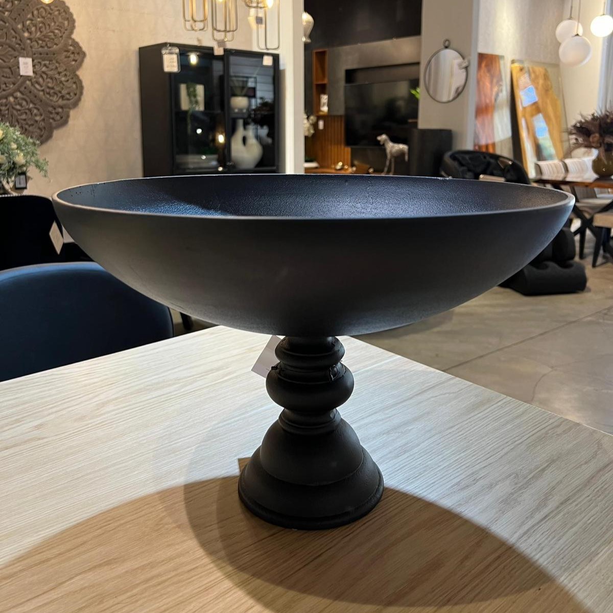 קערה עגולה על רגל שחור קערה עגולה על רגל שחור