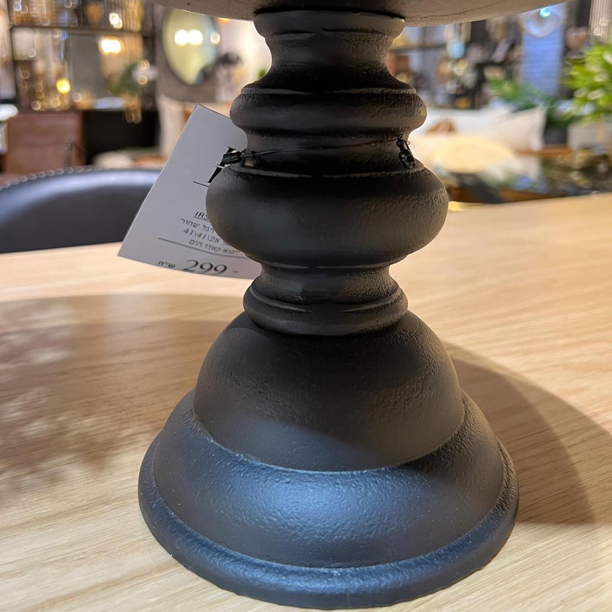 קערה עגולה על רגל שחור קערה עגולה על רגל שחור