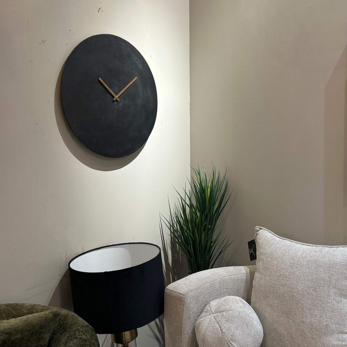 שעון מתכת שחור מחוגים זהב שעון מתכת שחור מחוגים זהב