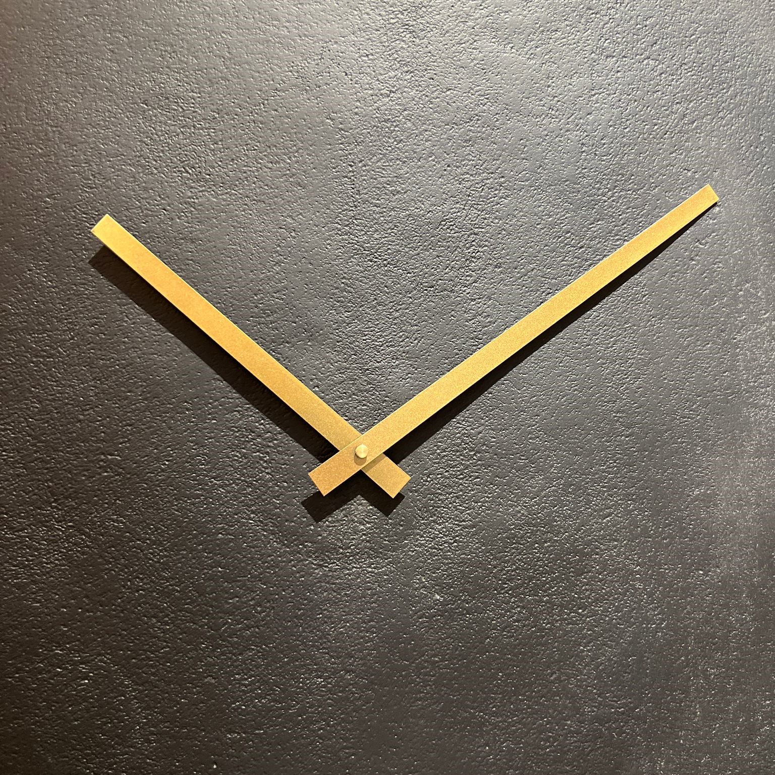 שעון מתכת שחור מחוגים זהב שעון מתכת שחור מחוגים זהב