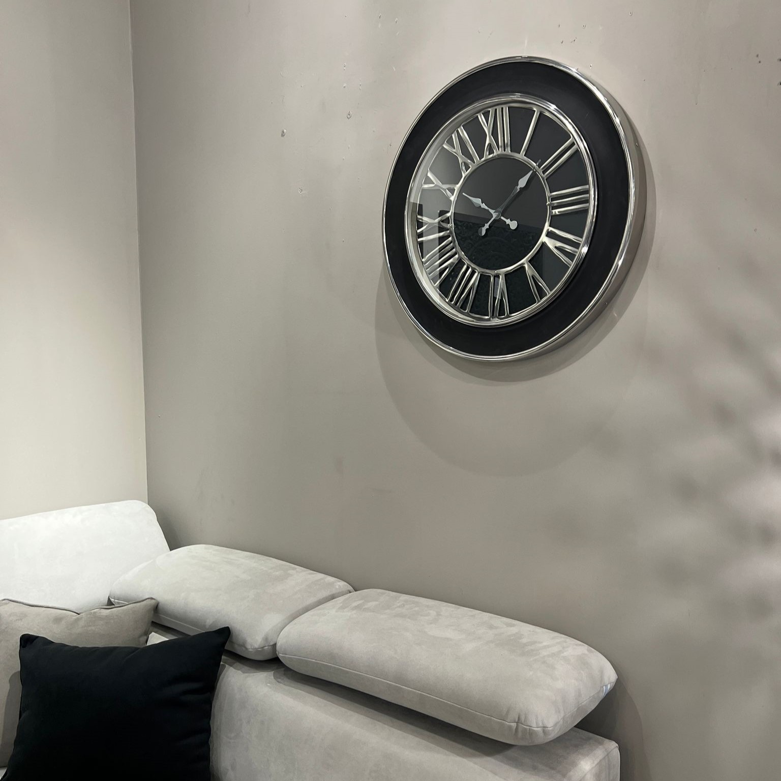 שעון קיר שחור עם ניקל כסף וזכוכית שעון קיר שחור עם ניקל כסף וזכוכית