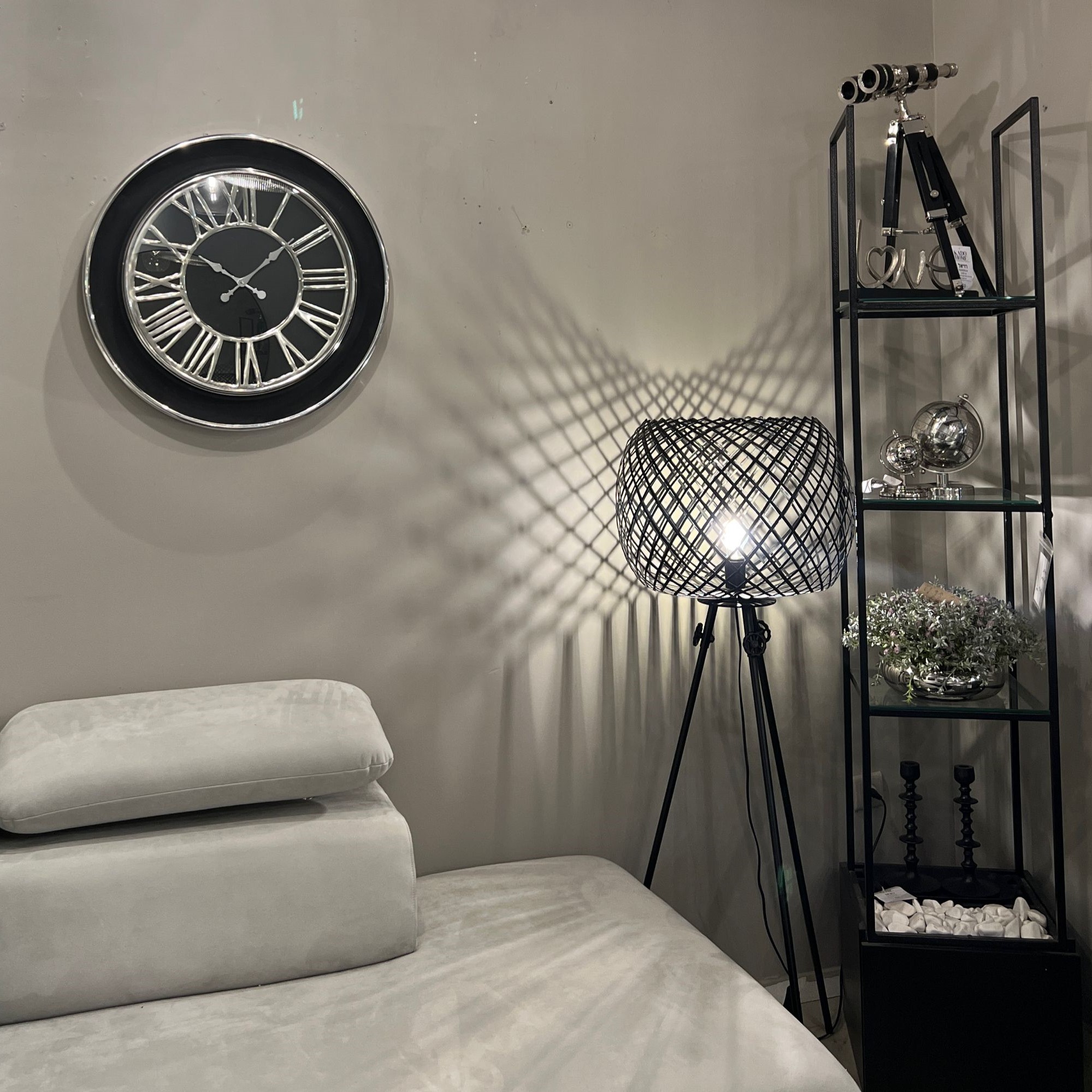 שעון קיר שחור עם ניקל כסף וזכוכית שעון קיר שחור עם ניקל כסף וזכוכית