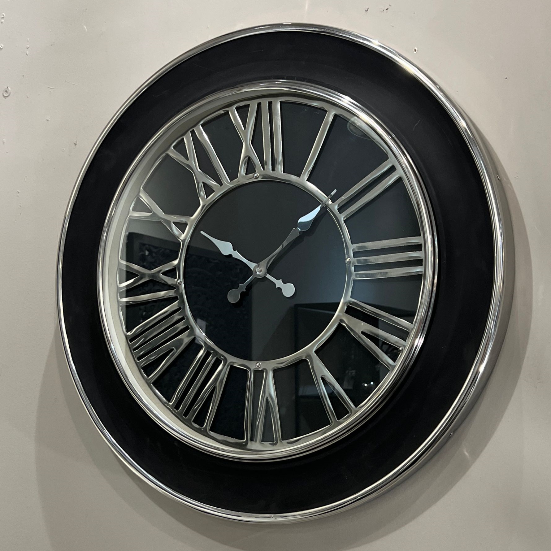 שעון קיר שחור עם ניקל כסף וזכוכית שעון קיר שחור עם ניקל כסף וזכוכית