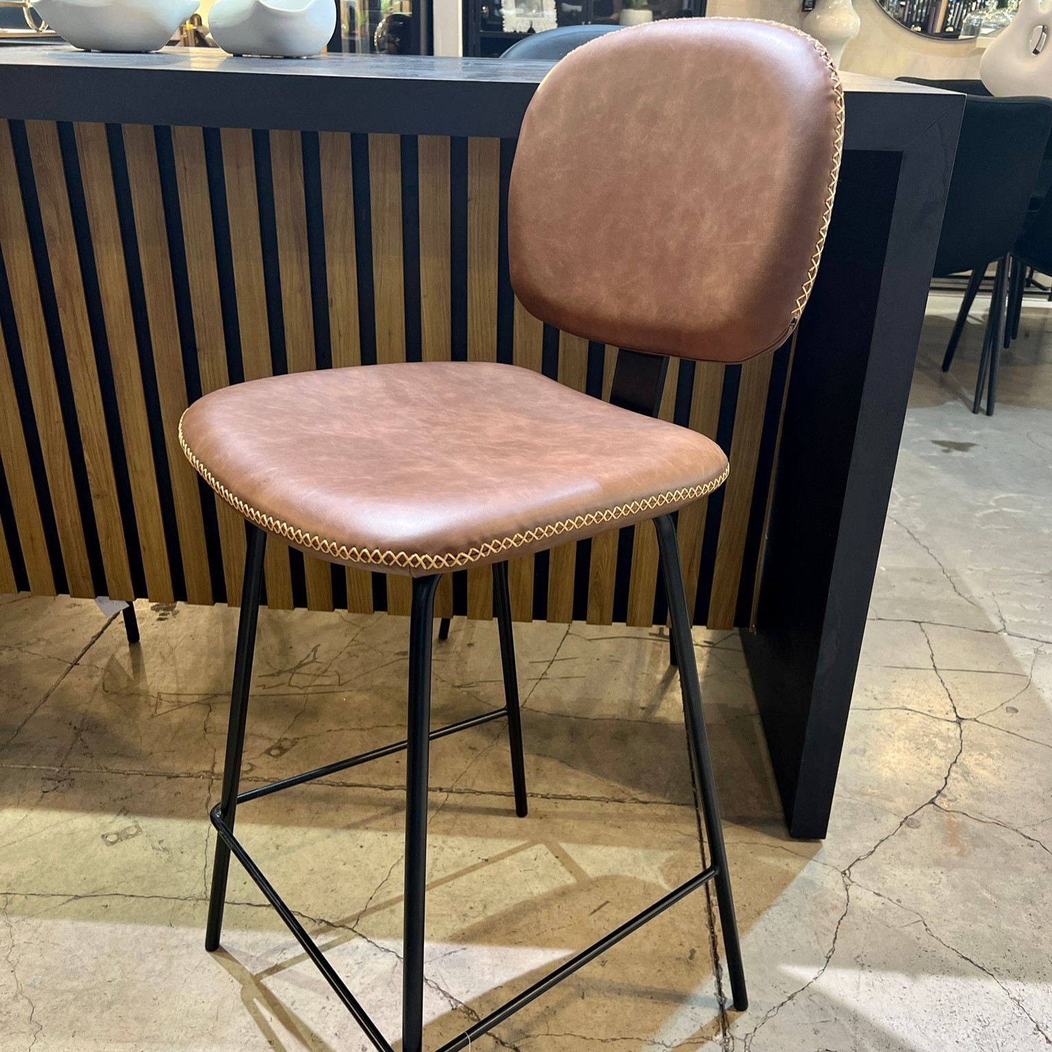 כיסא בר דגם ״22117״ חום במבצע!