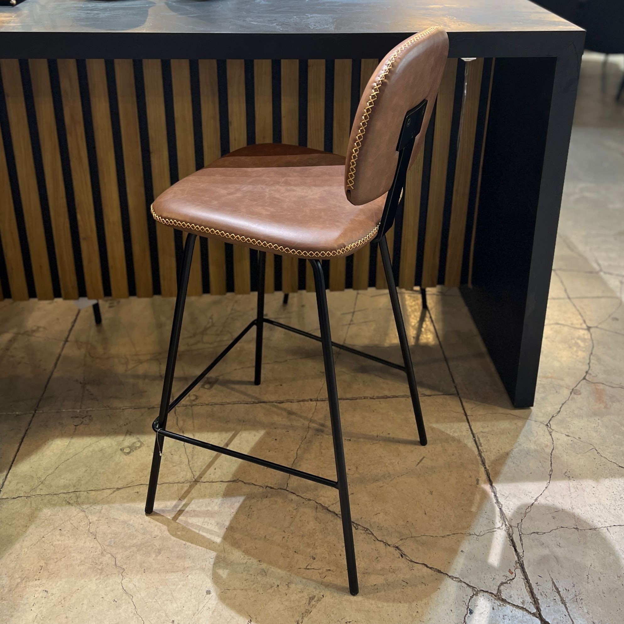 כיסא בר דגם ״22117״ חום במבצע!