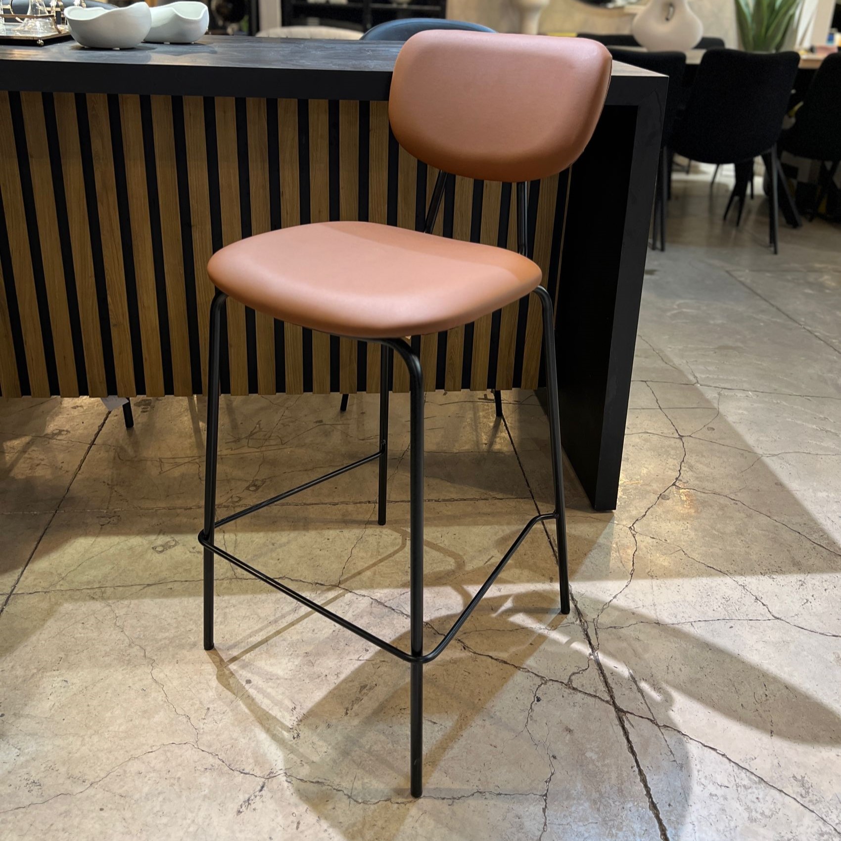 כיסא בר דגם ״לורי״ חום כיסא בר דגם ״לורי״ חום