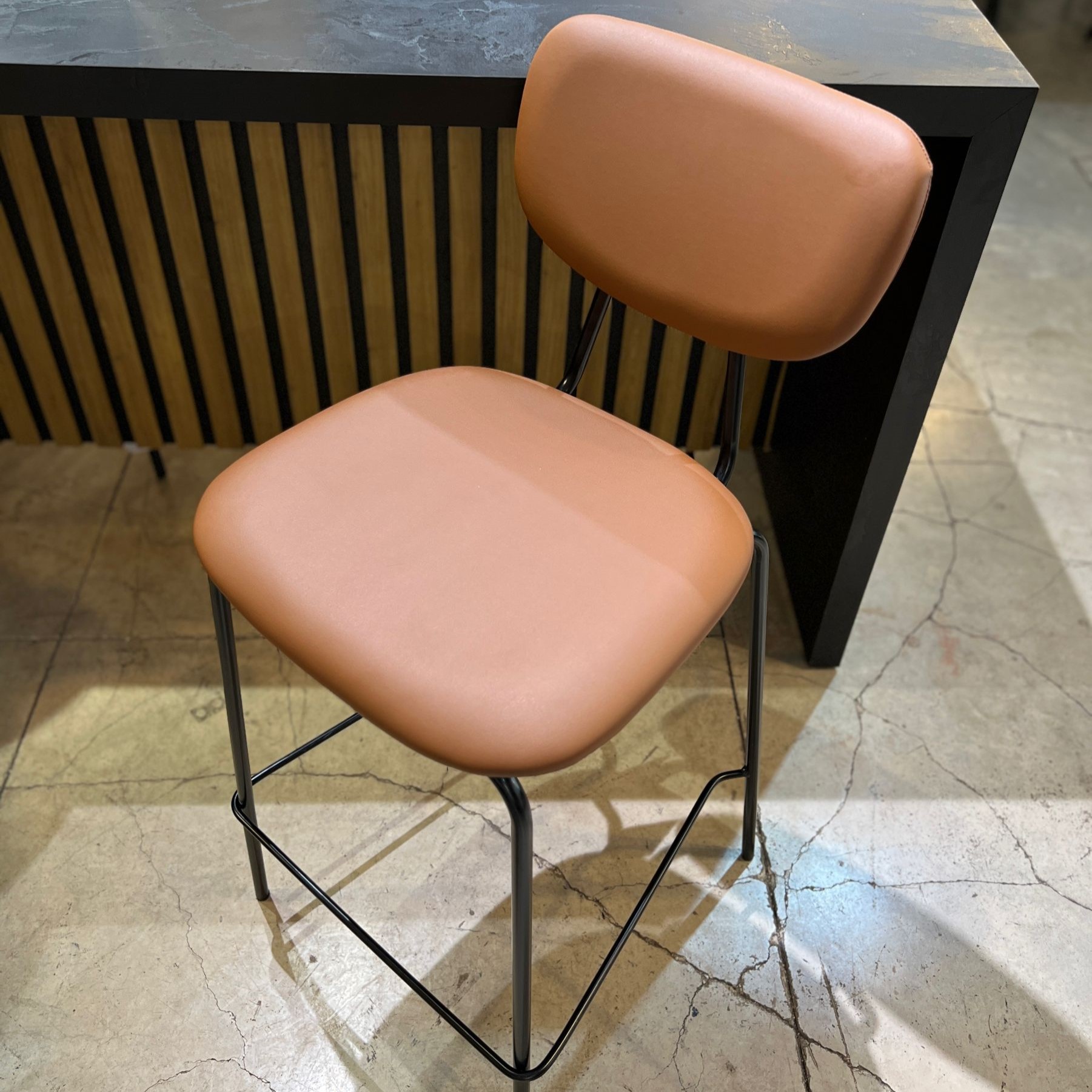 כיסא בר דגם ״לורי״ חום כיסא בר דגם ״לורי״ חום