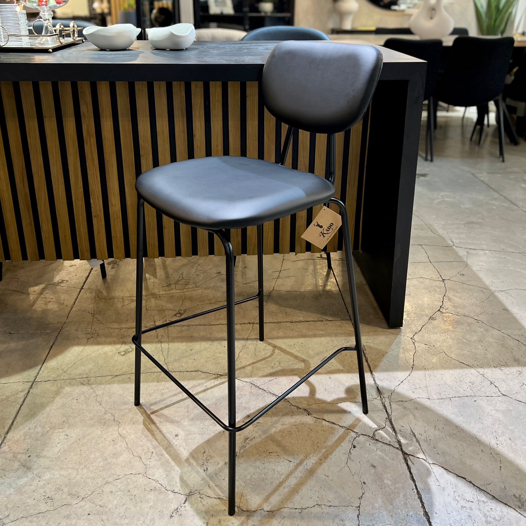 כיסא בר דגם ״לורי״ שחור כיסא בר דגם ״לורי״ שחור