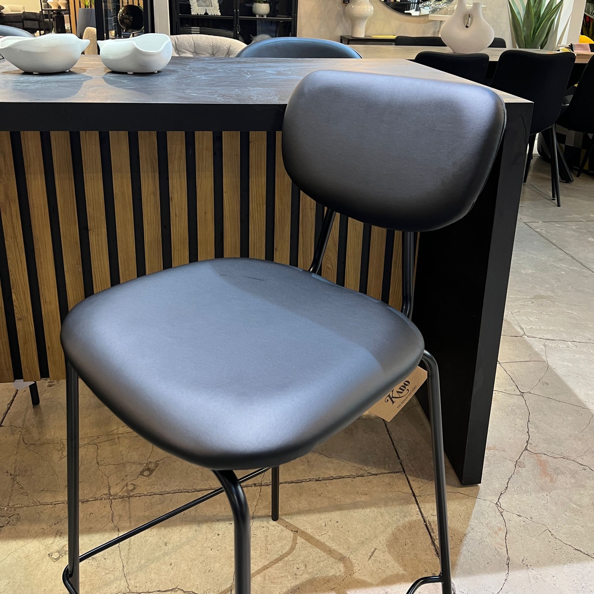 כיסא בר דגם ״לורי״ שחור כיסא בר דגם ״לורי״ שחור