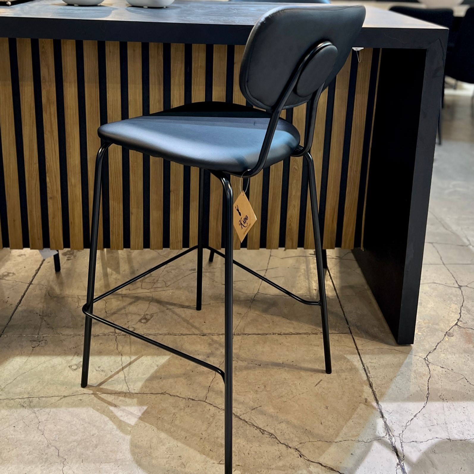 כיסא בר דגם ״לורי״ שחור כיסא בר דגם ״לורי״ שחור