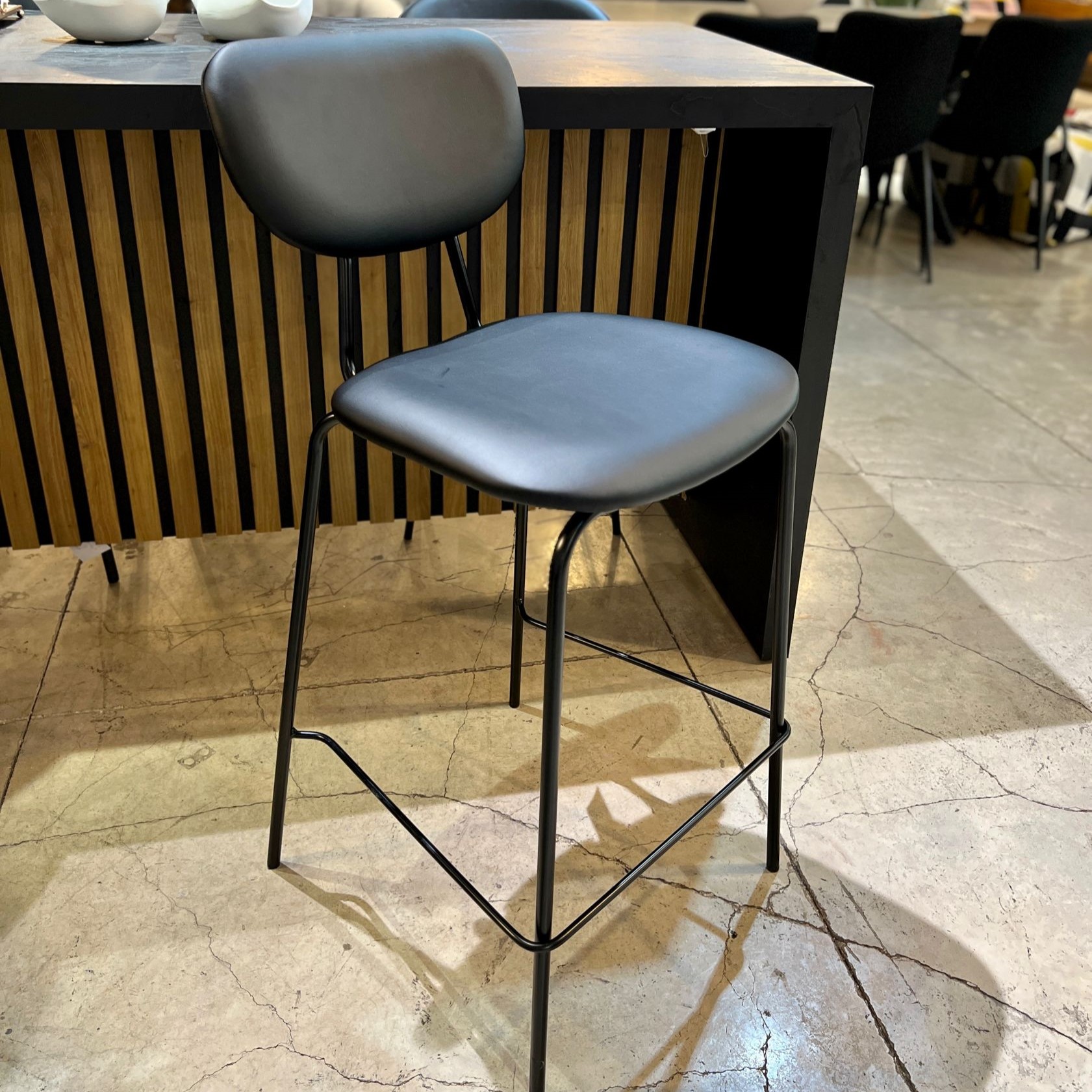 כיסא בר דגם ״לורי״ שחור כיסא בר דגם ״לורי״ שחור