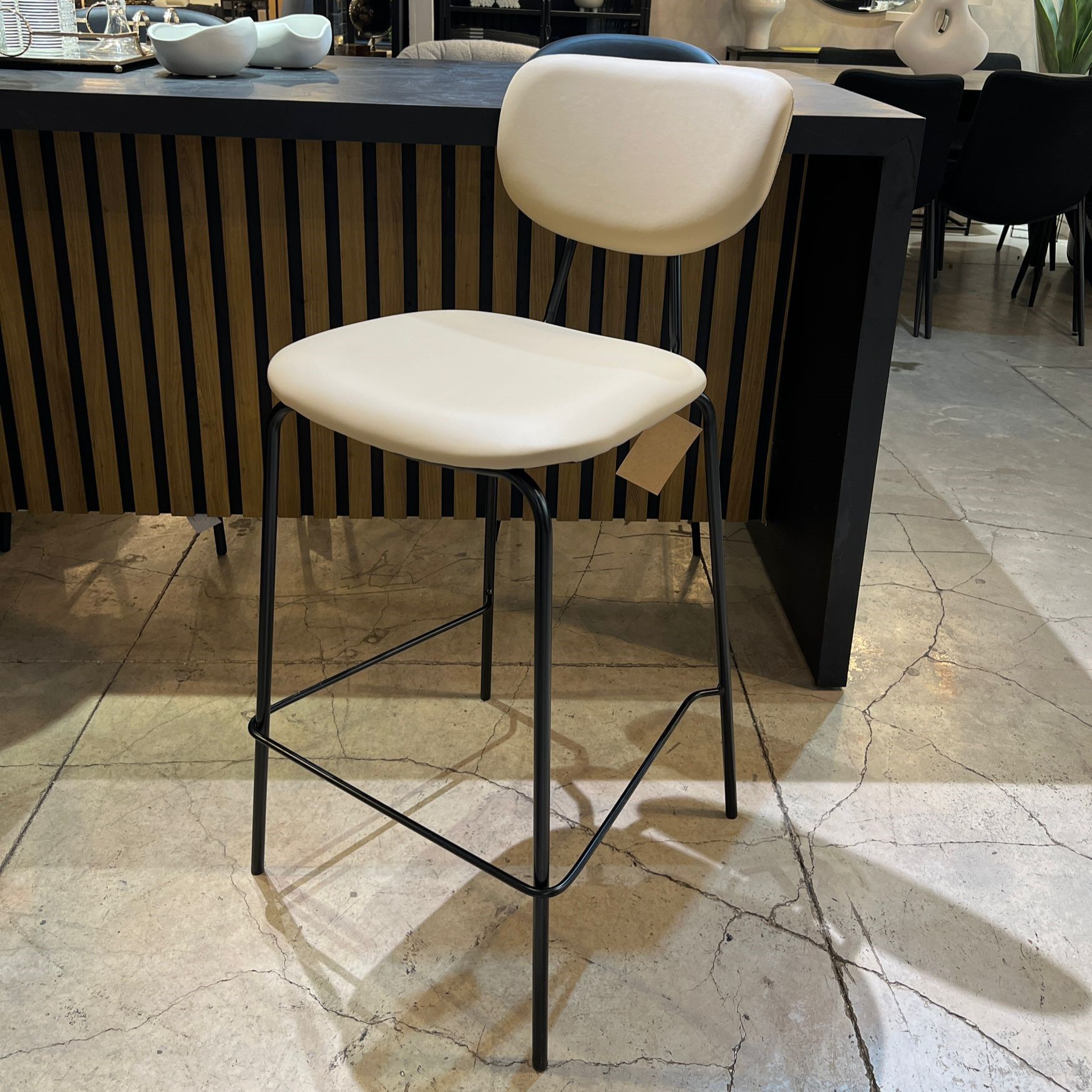 כיסא בר דגם ״לורי״ שמנת כיסא בר דגם ״לורי״ שמנת