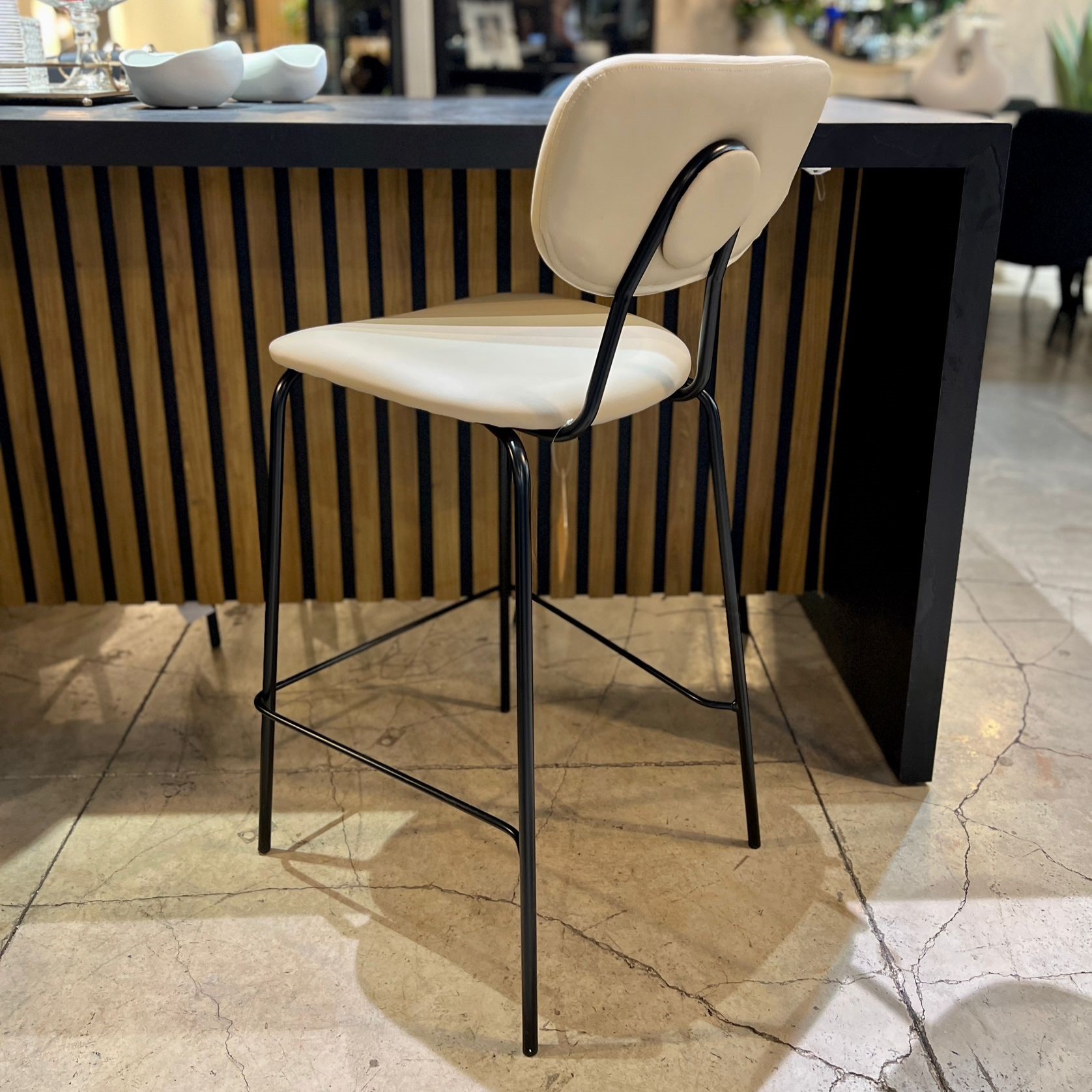 כיסא בר דגם ״לורי״ שמנת כיסא בר דגם ״לורי״ שמנת