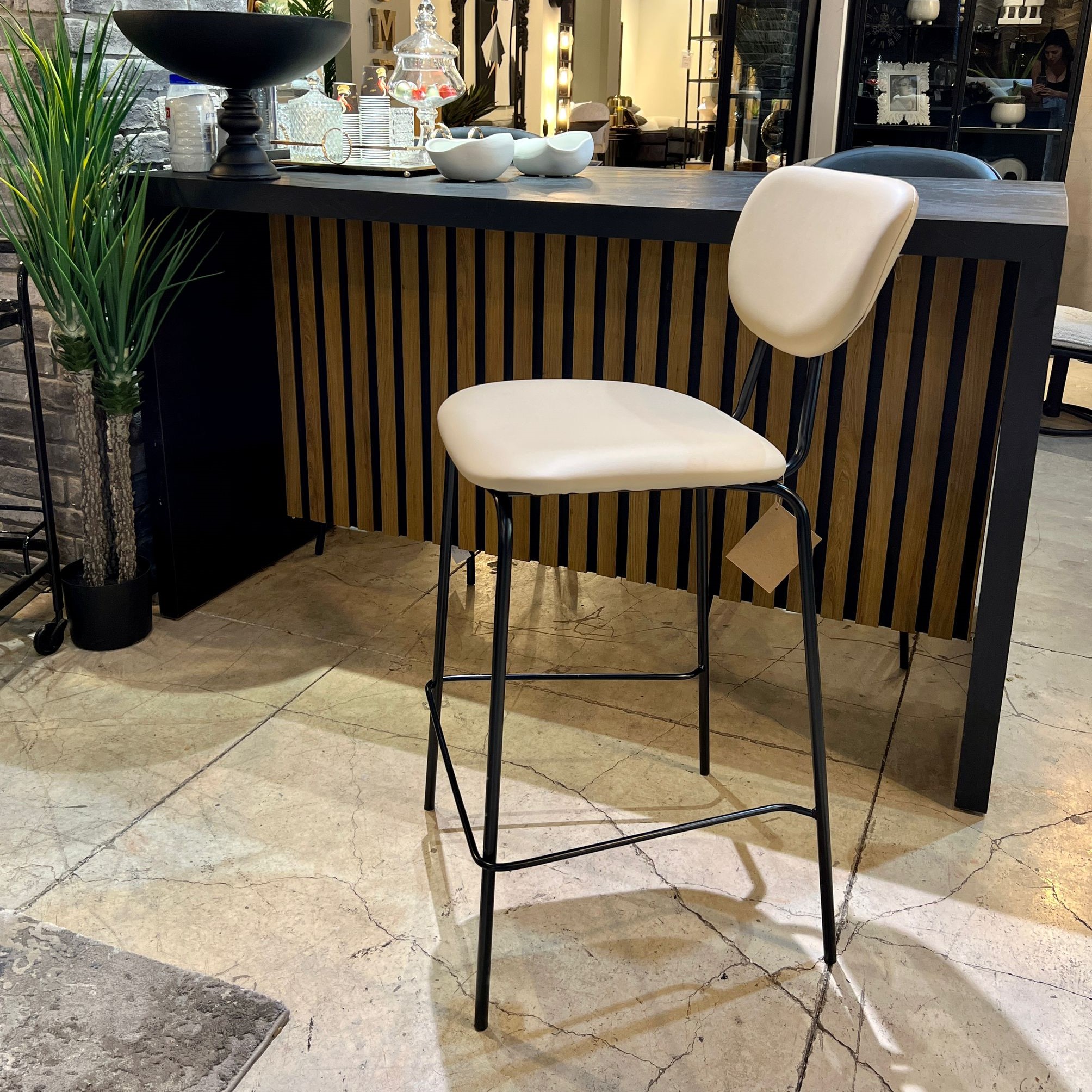 כיסא בר דגם ״לורי״ שמנת כיסא בר דגם ״לורי״ שמנת