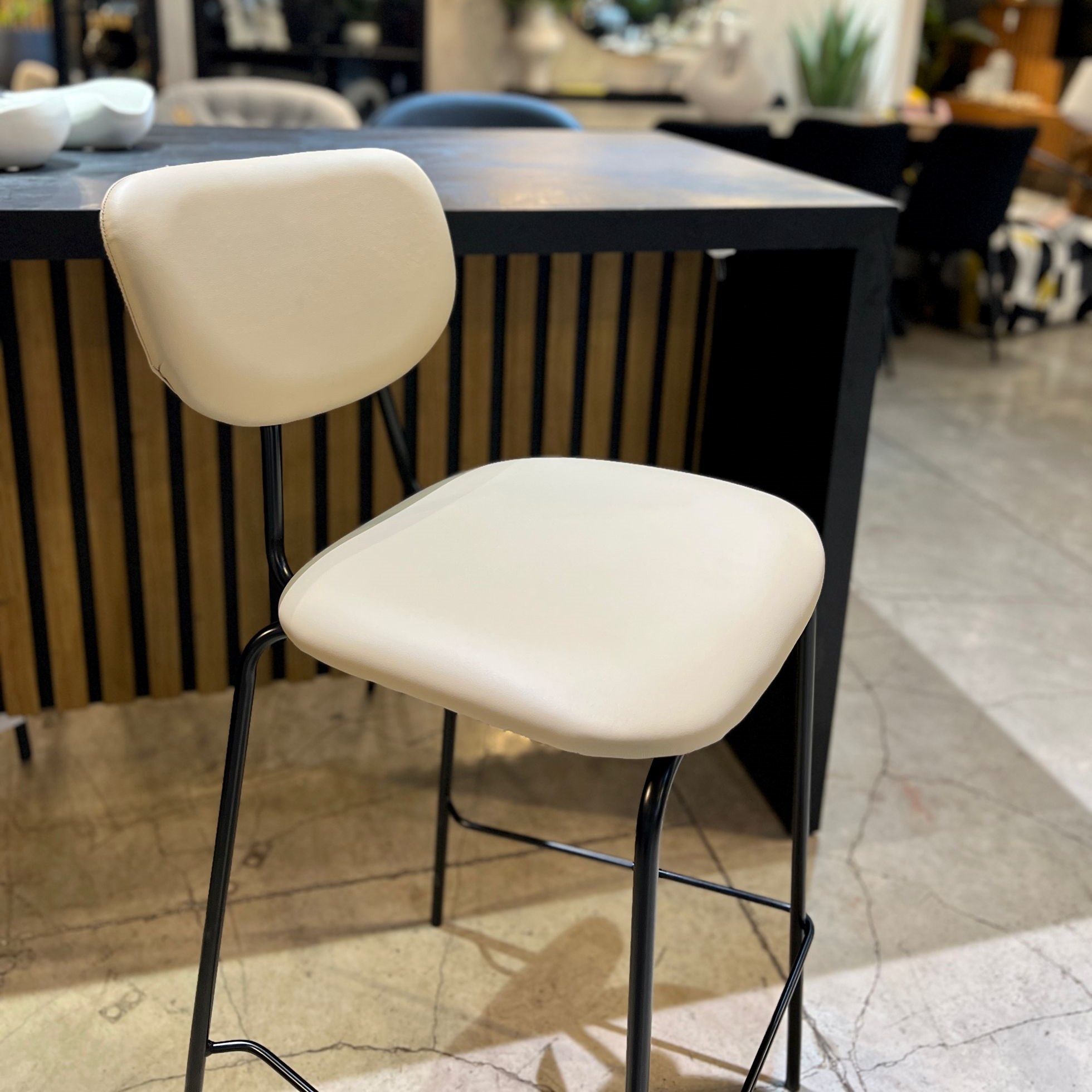 כיסא בר דגם ״לורי״ שמנת כיסא בר דגם ״לורי״ שמנת