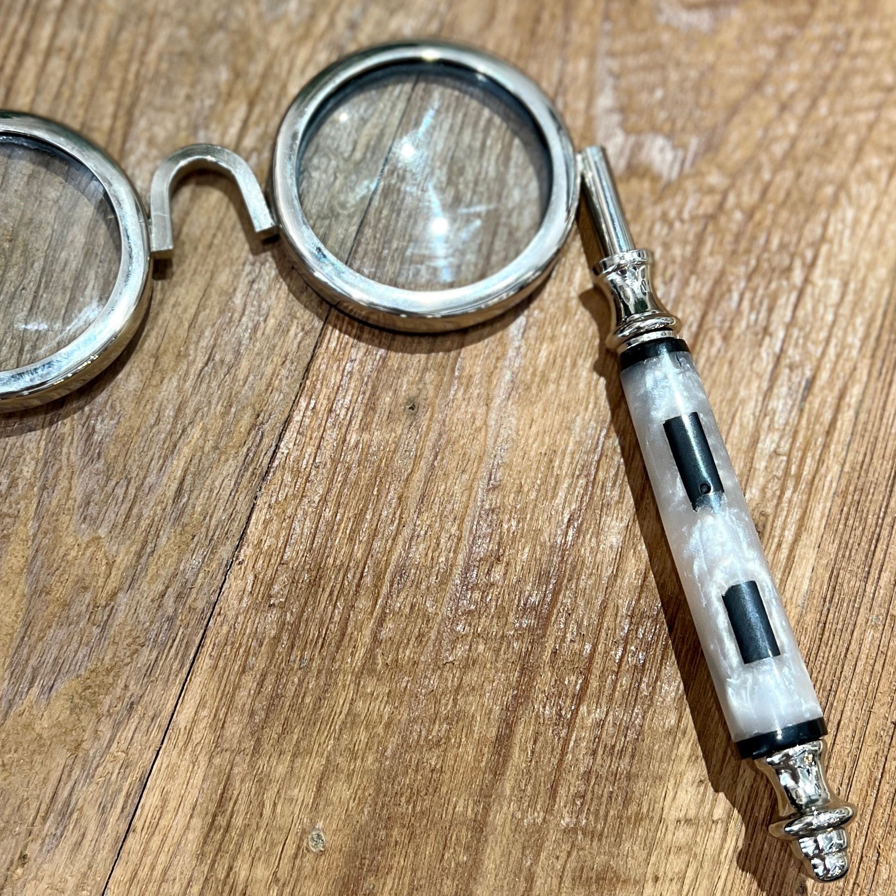 משקפי מגדלת ידית שנהב דגם מטריקס משקפי מגדלת ידית שנהב דגם מטריקס