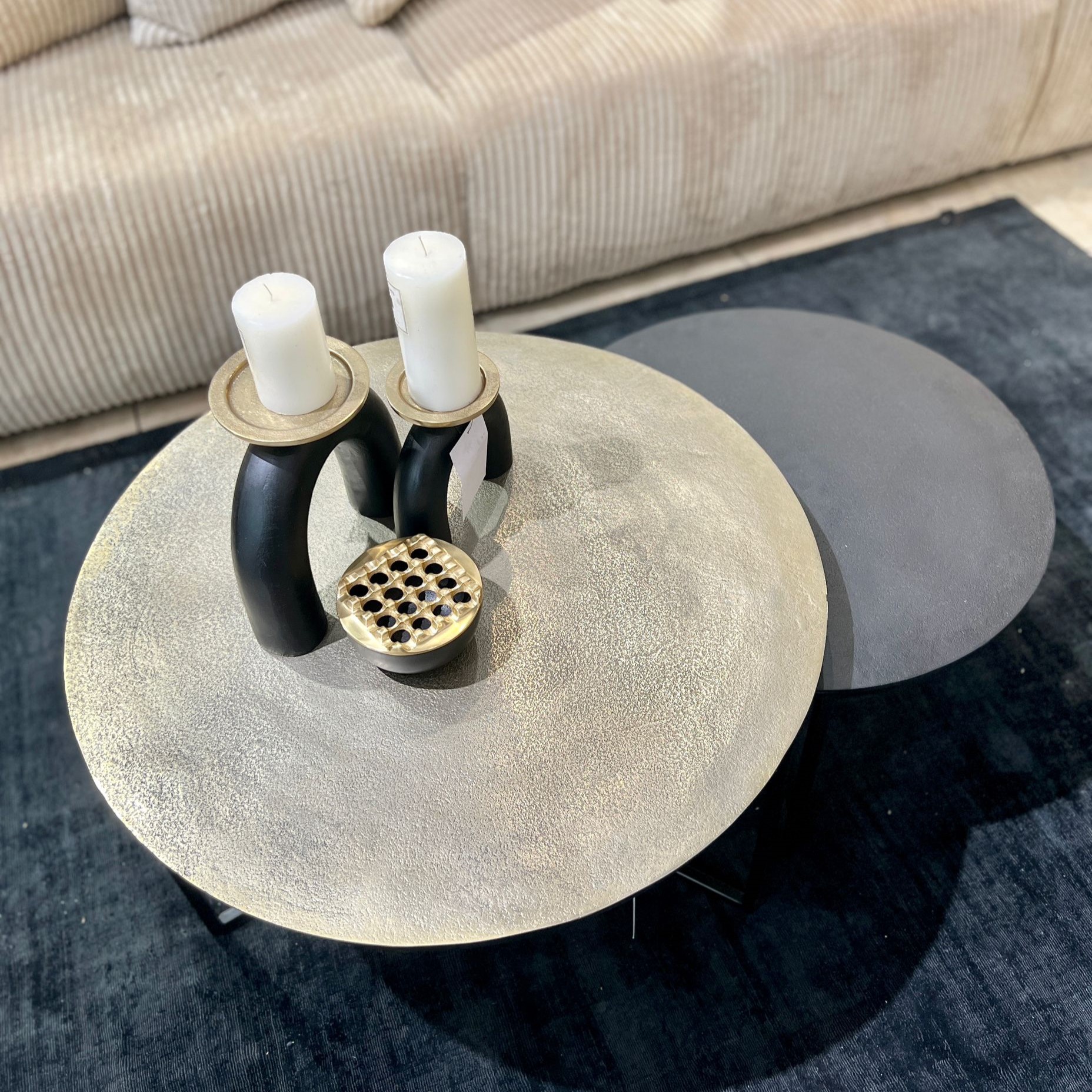 סט שולחנות סלון עגולים מרצדס מתכת זהב ושחור סט שולחנות סלון עגולים מרצדס מתכת זהב ושחור