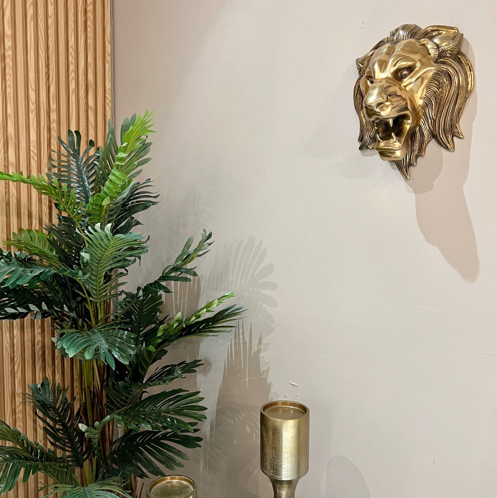 פסל ראש אריה זהב תליה פסל ראש אריה זהב תליה