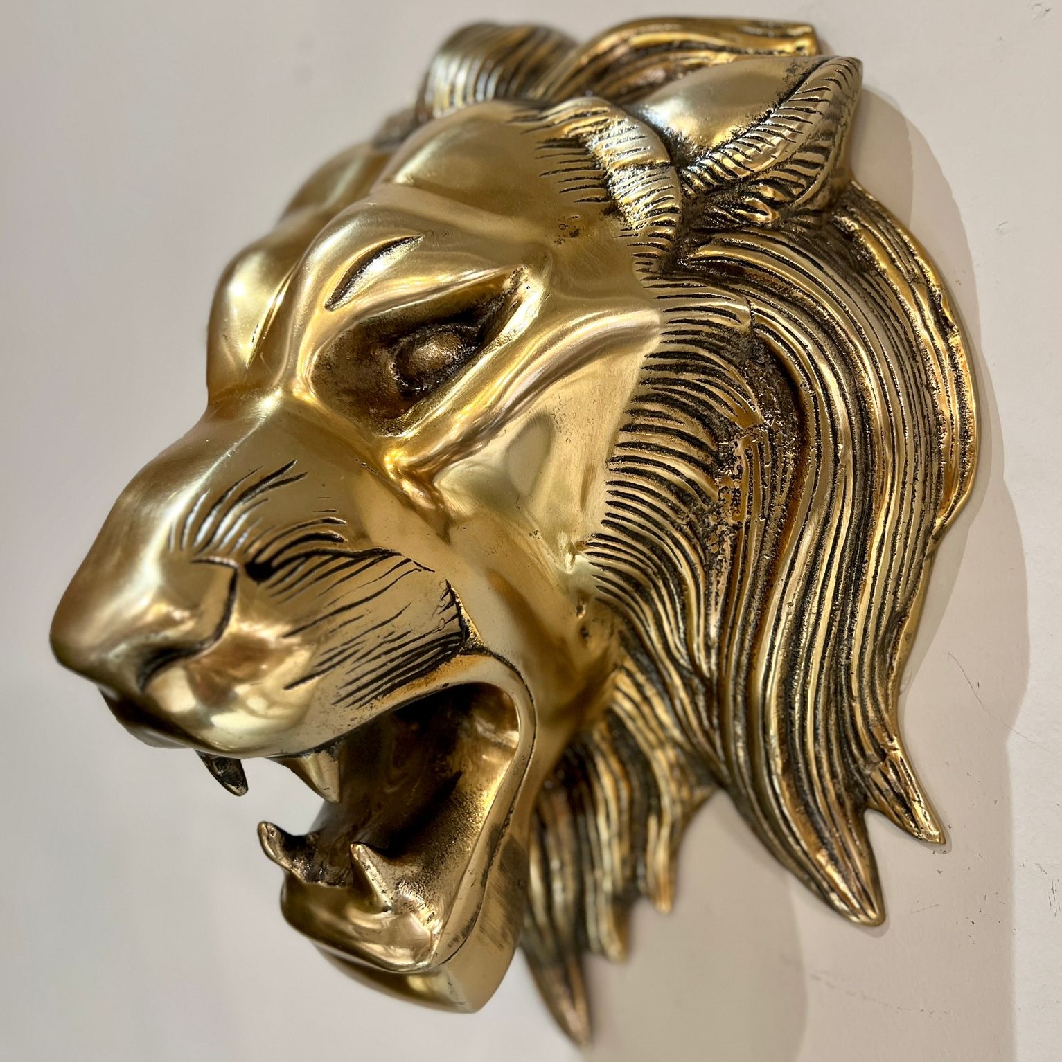 פסל ראש אריה זהב תליה פסל ראש אריה זהב תליה