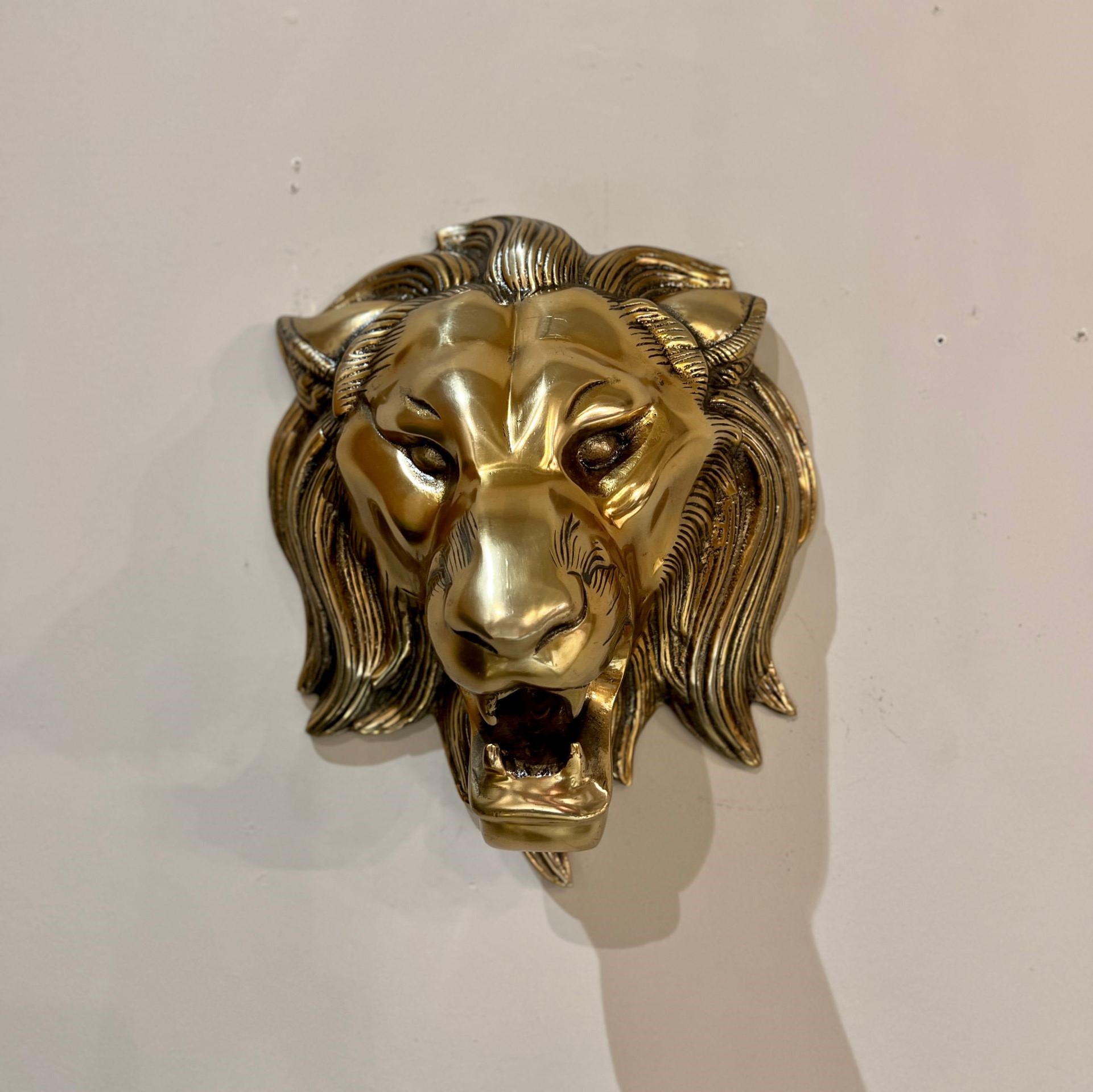 פסל ראש אריה זהב תליה פסל ראש אריה זהב תליה