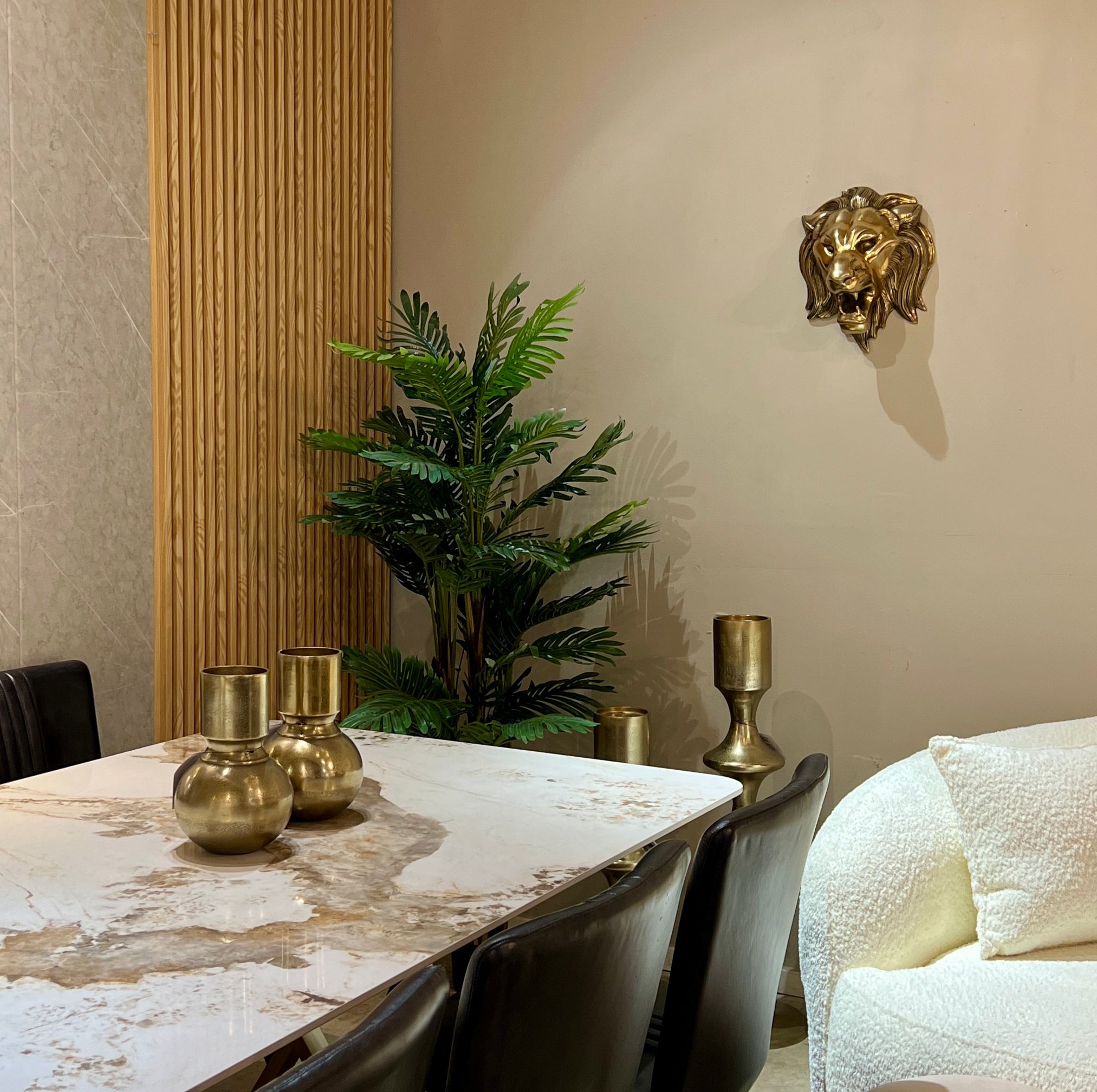 פסל ראש אריה זהב תליה פסל ראש אריה זהב תליה