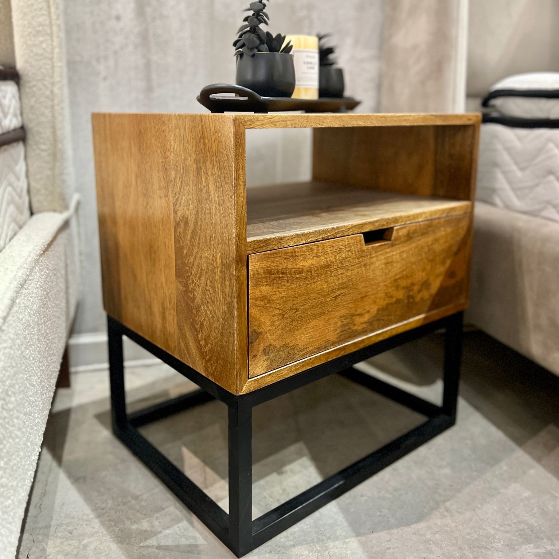 שידת צד עץ מנגו דגם סוניל שידת צד עץ מנגו דגם סוניל