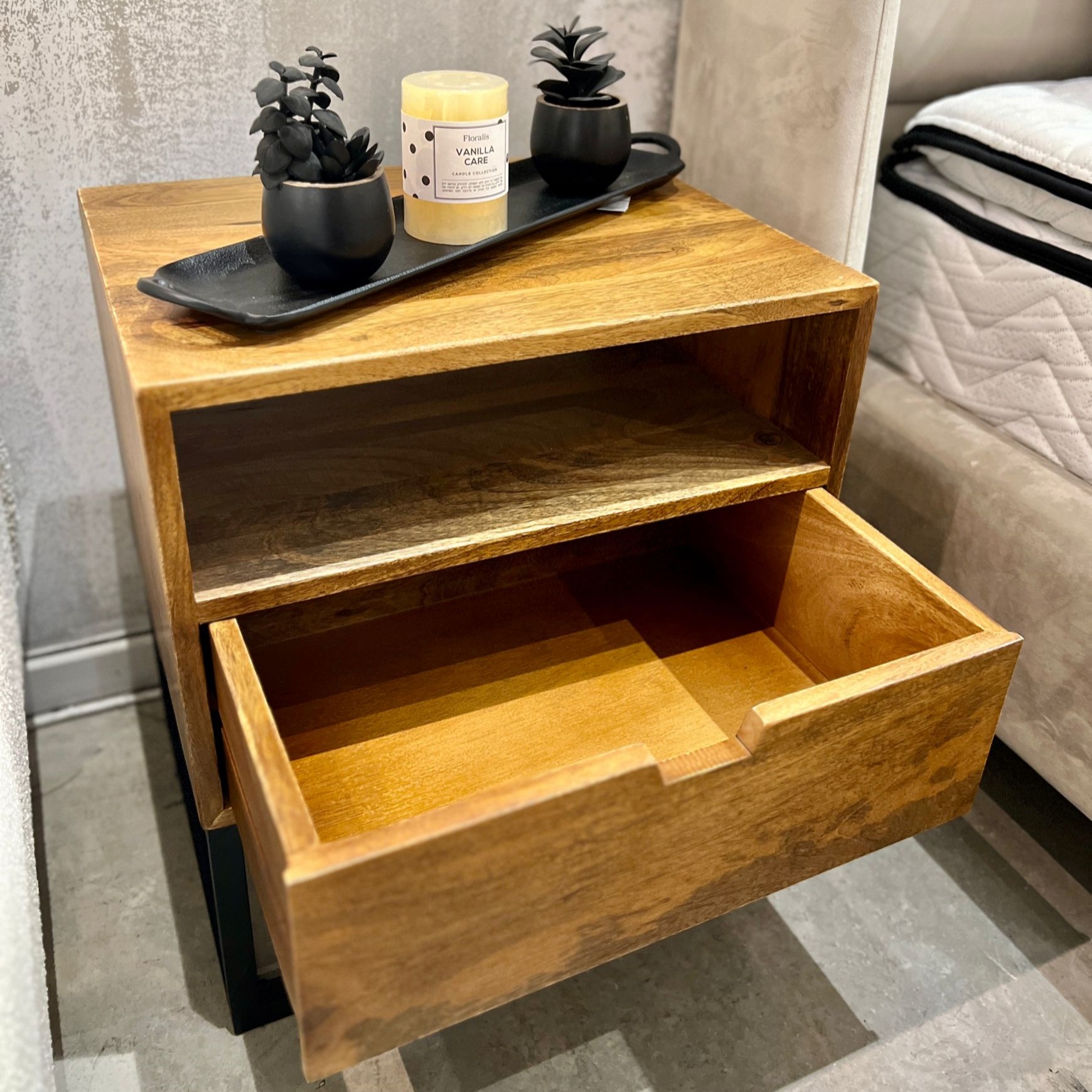 שידת צד עץ מנגו דגם סוניל שידת צד עץ מנגו דגם סוניל