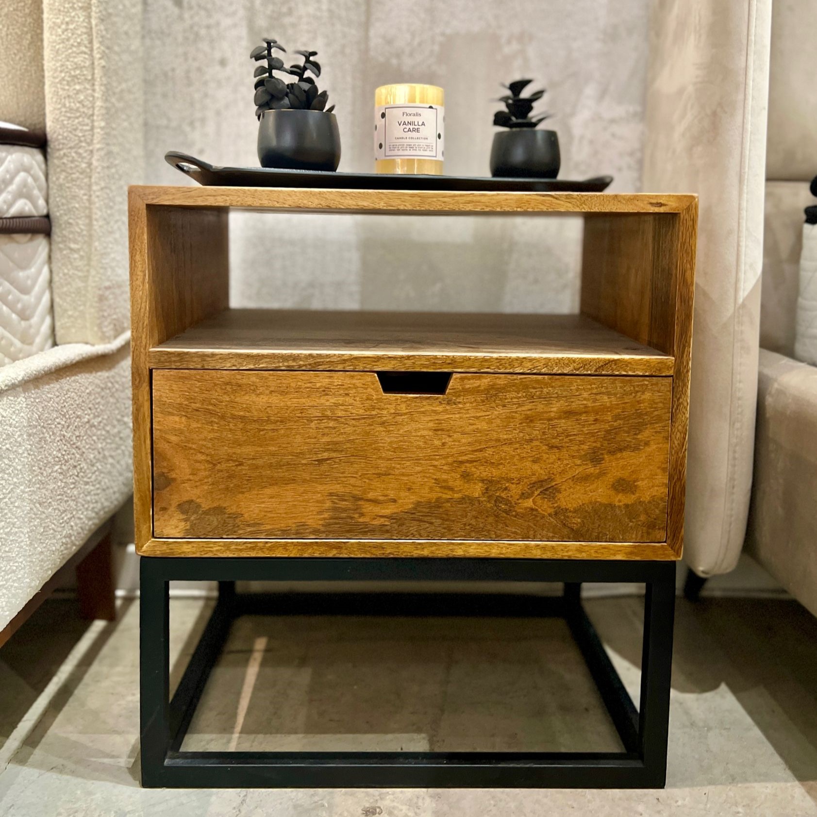 שידת צד עץ מנגו דגם סוניל שידת צד עץ מנגו דגם סוניל