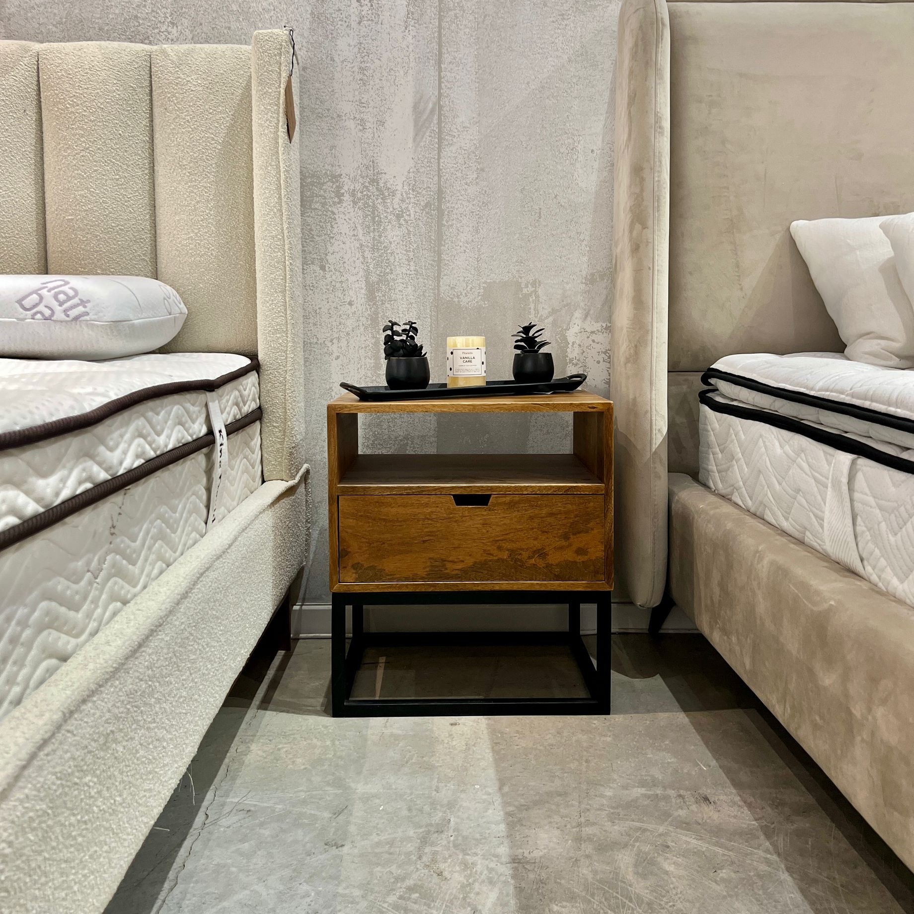 שידת צד עץ מנגו דגם סוניל שידת צד עץ מנגו דגם סוניל