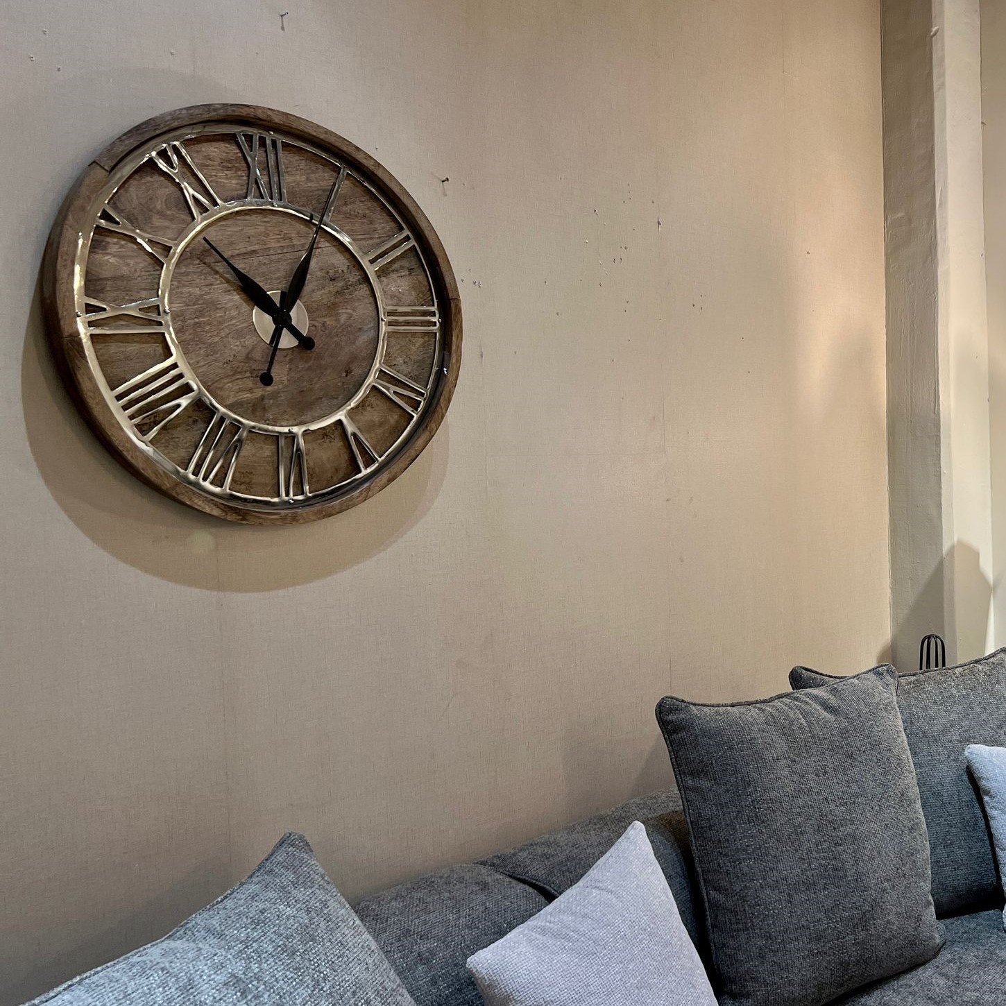 שעון קיר עץ טבעי מלא מספרים רומיים מתכת כסף שעון קיר עץ טבעי מלא מספרים רומיים מתכת כסף
