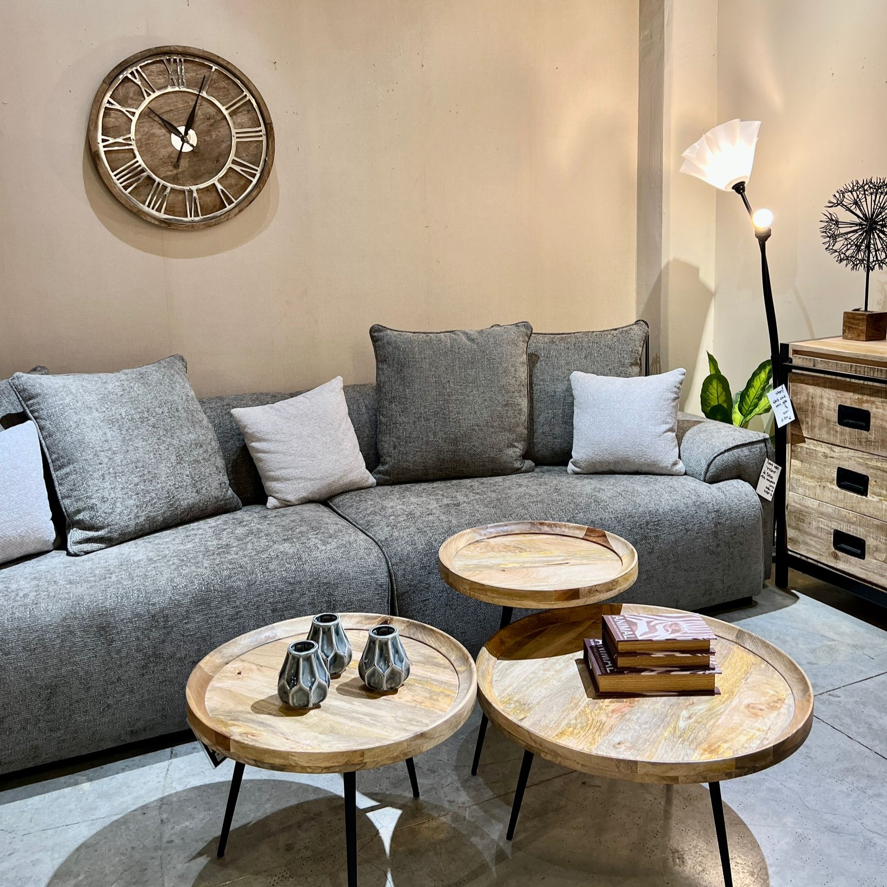 שעון קיר עץ טבעי מלא מספרים רומיים מתכת כסף שעון קיר עץ טבעי מלא מספרים רומיים מתכת כסף