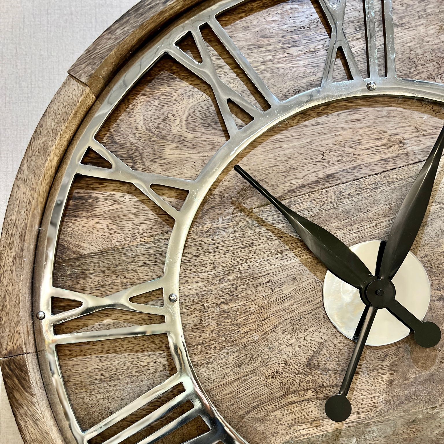 שעון קיר עץ טבעי מלא מספרים רומיים מתכת כסף שעון קיר עץ טבעי מלא מספרים רומיים מתכת כסף