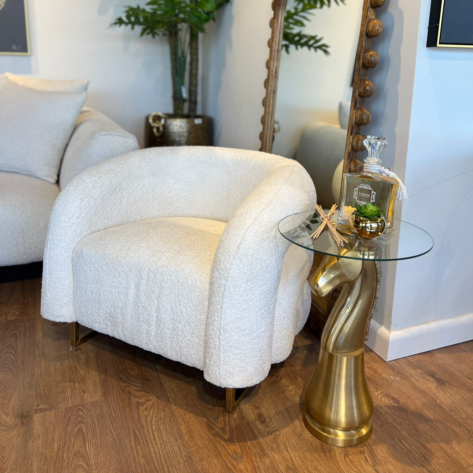 כורסא מודרנית בד בוקלה שמנת רגל זהב דגם בלה ויויאן כורסא מודרנית בד בוקלה שמנת רגל זהב דגם בלה ויויאן